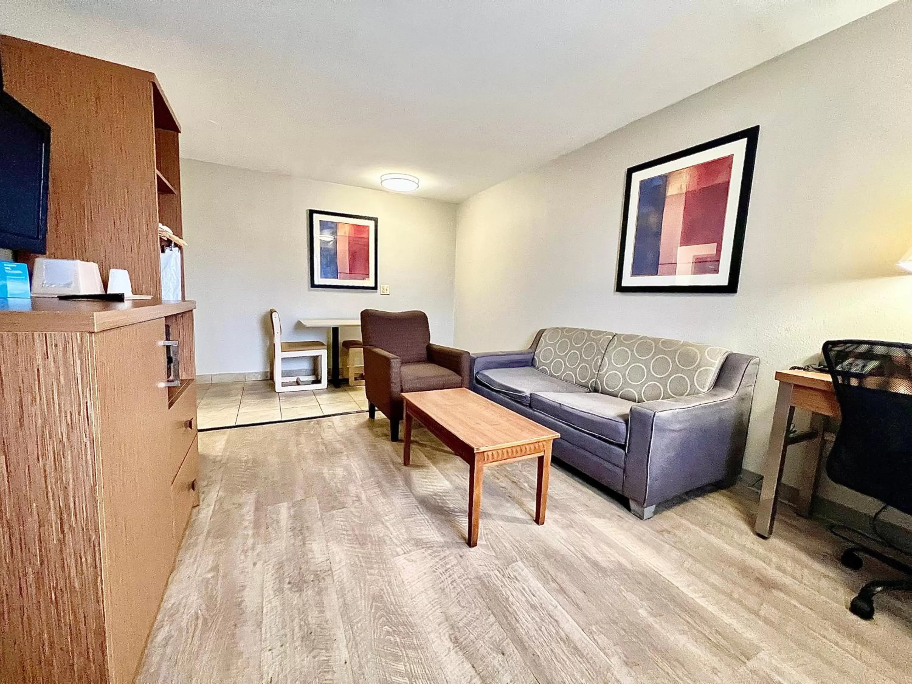 Queen Suite - Non-Smoking in Days Inn & Suites by Wyndham Arlington Near Six Flags