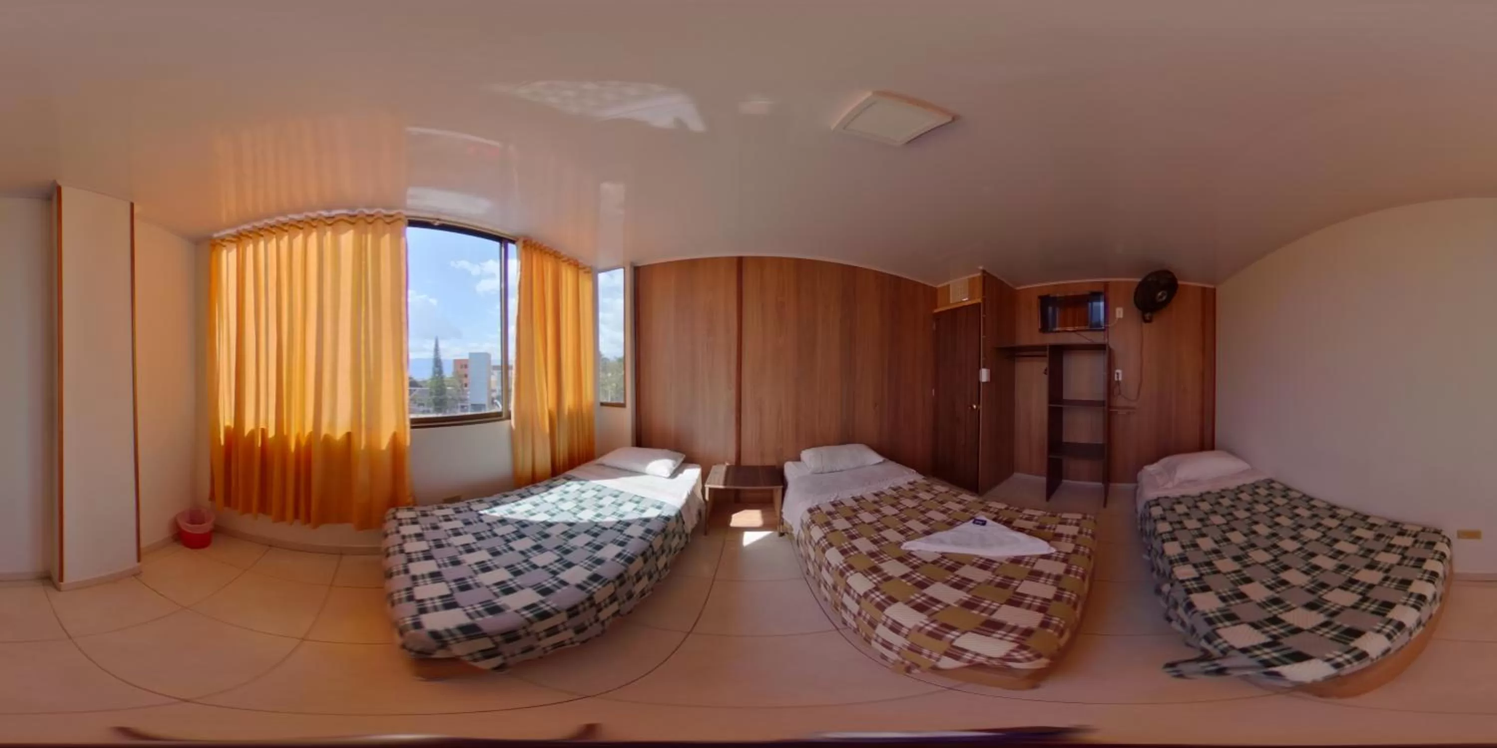 Basic Triple Room with Shared Bathroom in Hotel Mónaco de Fusa