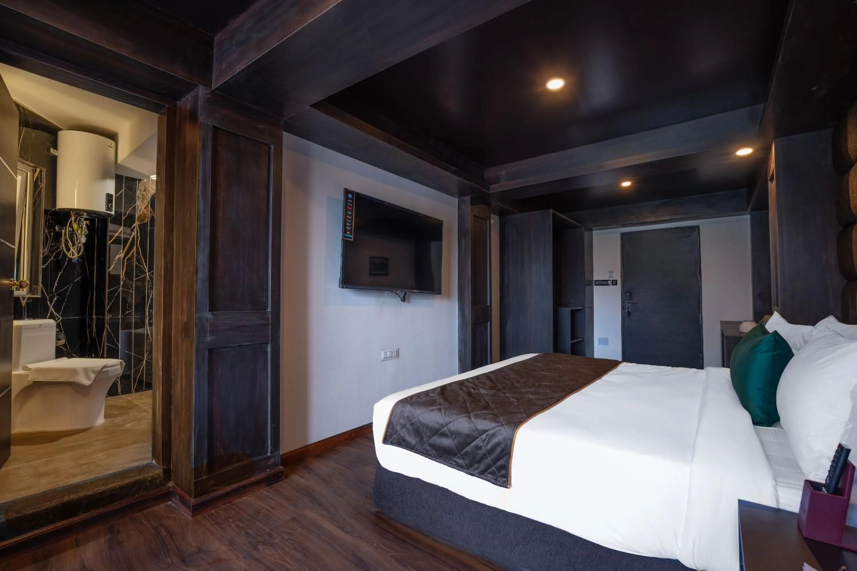 Premium View Room with Balcony & Bathtub  in The West Gate Posada By Summit