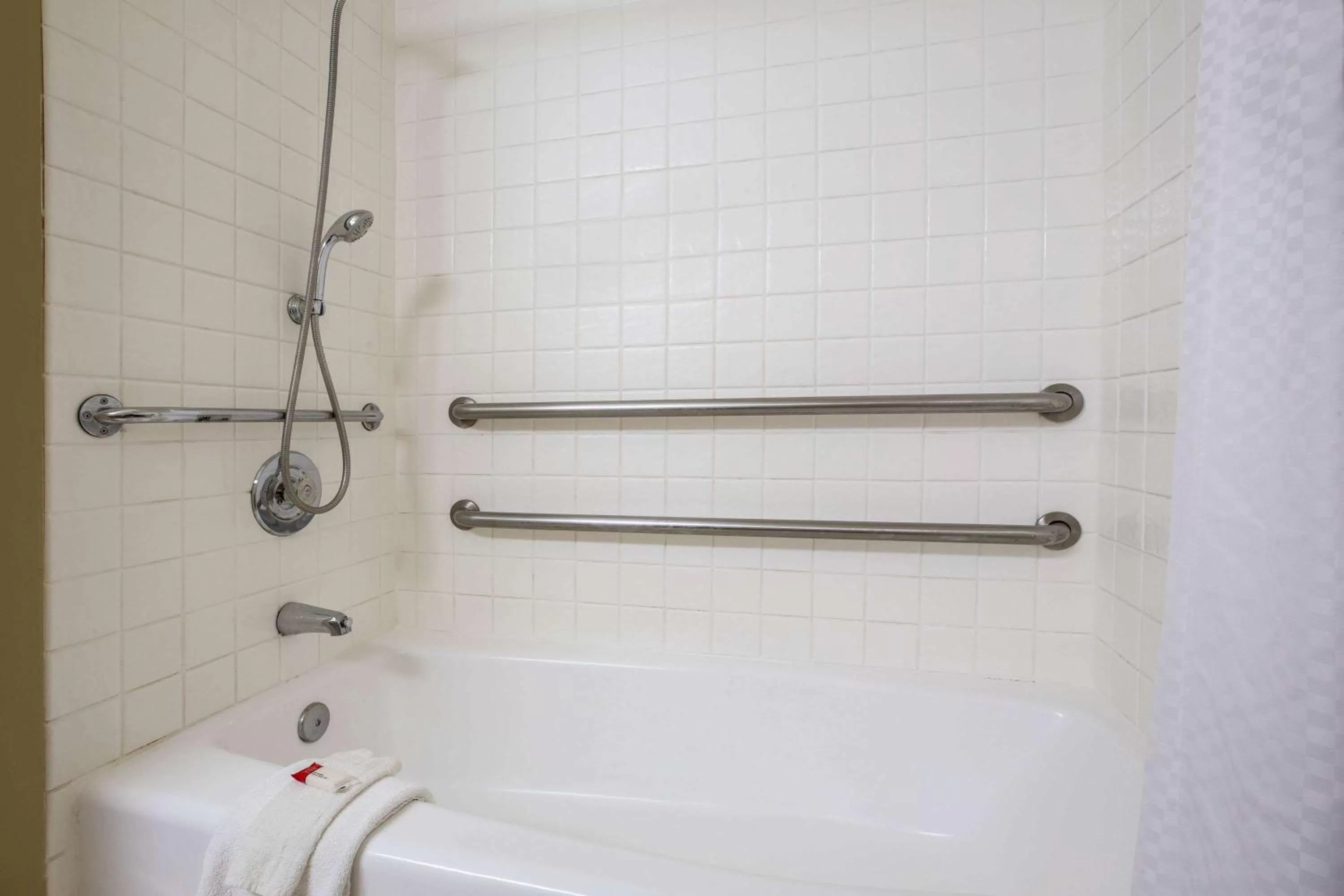 Queen Room - Mobility Access/Non-Smoking in Baymont by Wyndham Tehachapi