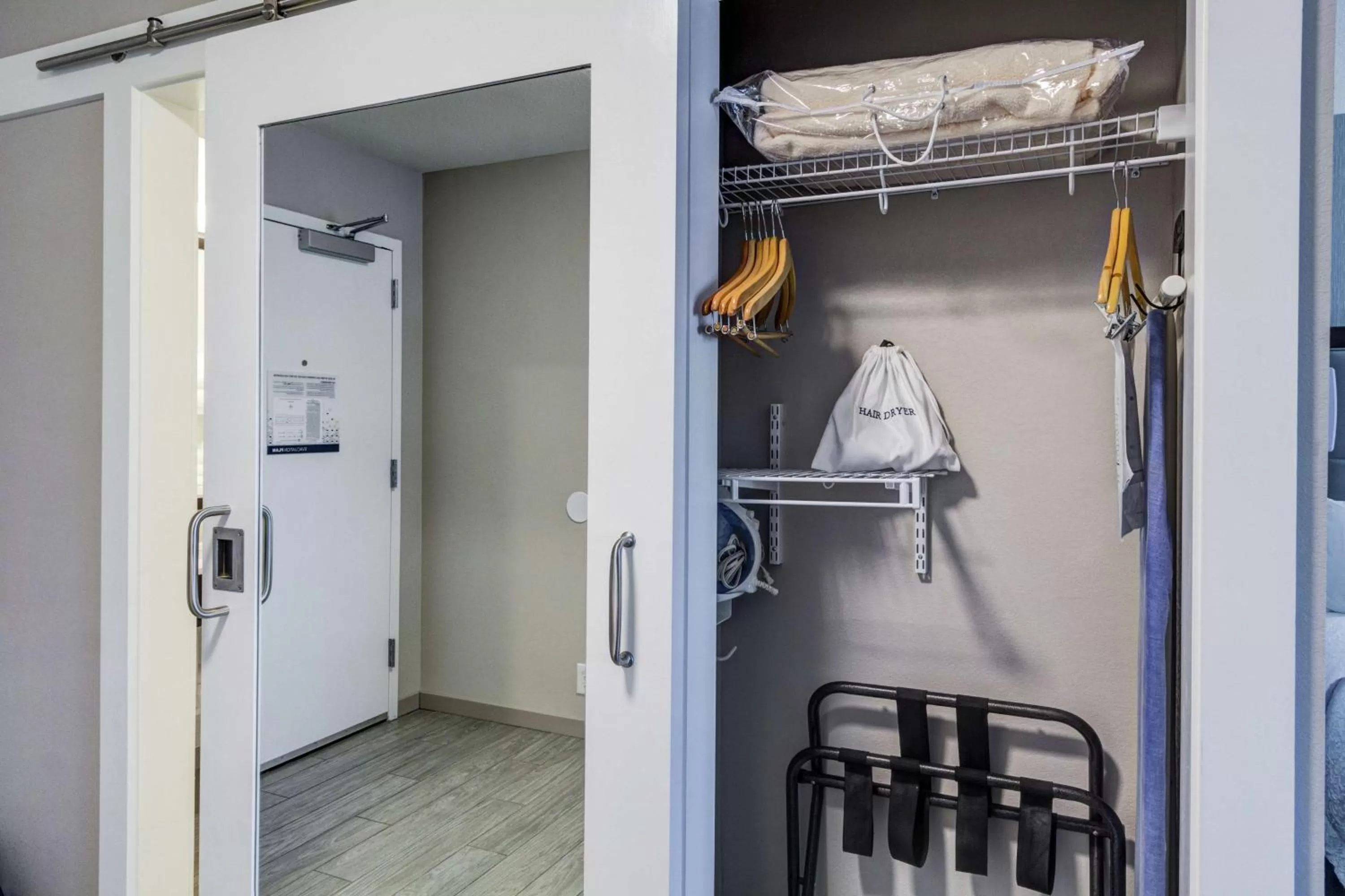 King Room with Roll-In Shower - Mobility Access/Non-Smoking in Hampton Inn Salina