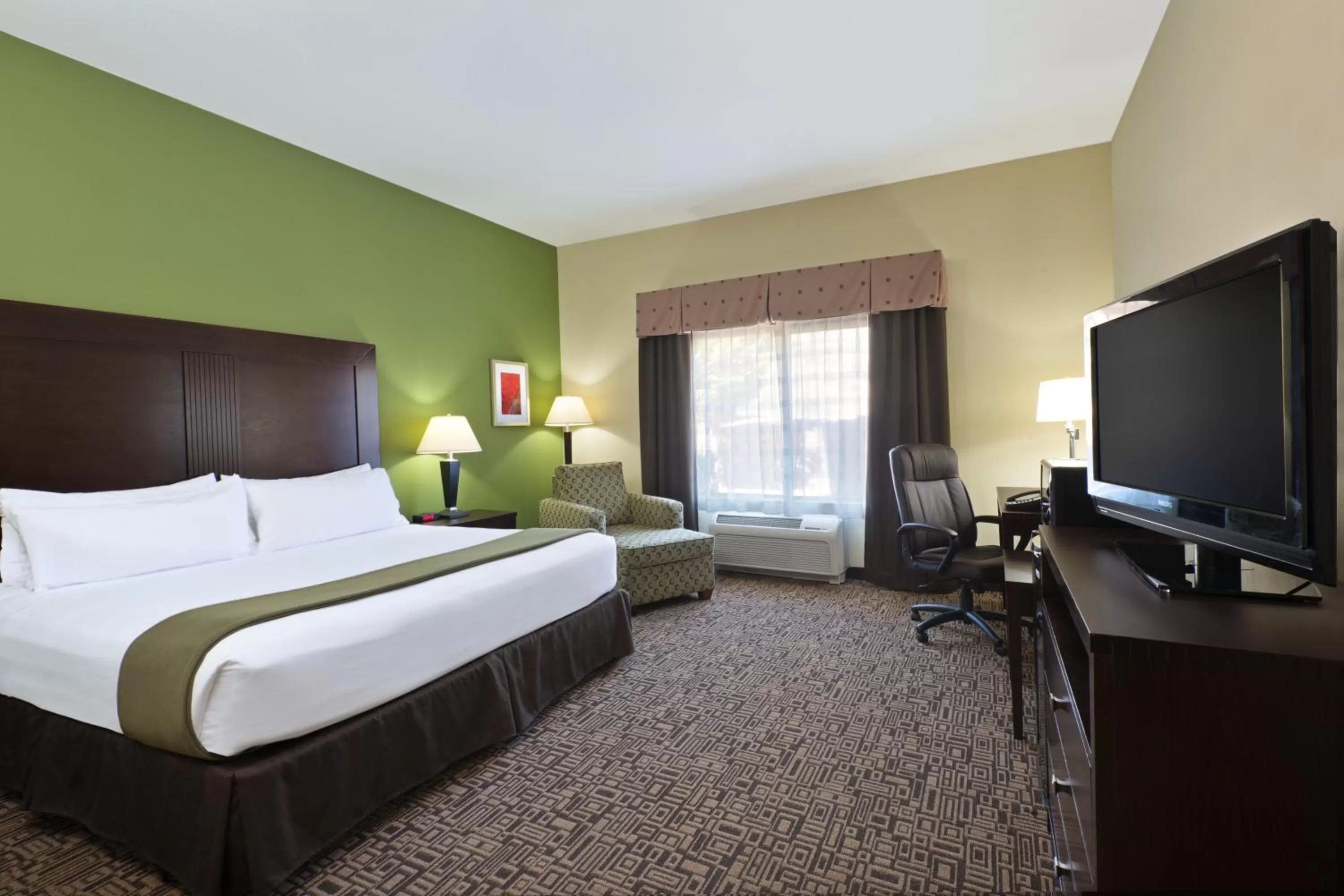 Standard King Room with Accessible Tub - Mobility Access in Holiday Inn Express & Suites Richfield by IHG