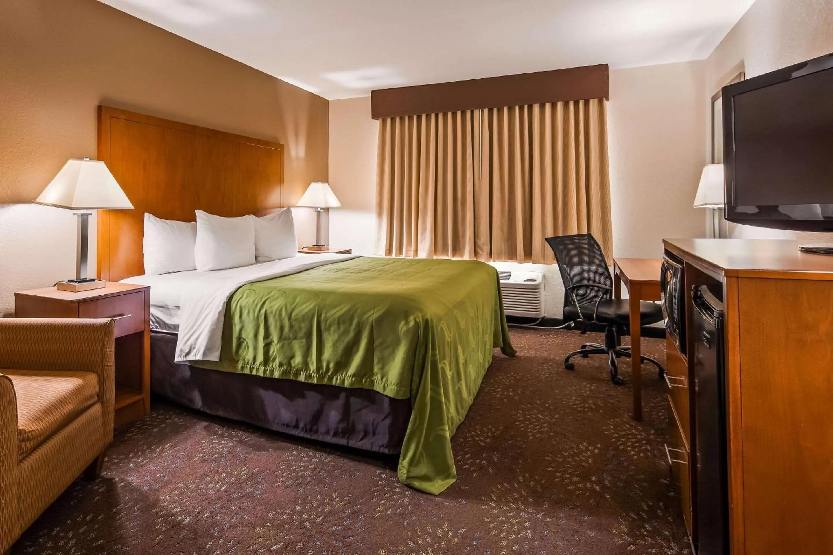 King Room - Non-Smoking in Quality Inn Tomah