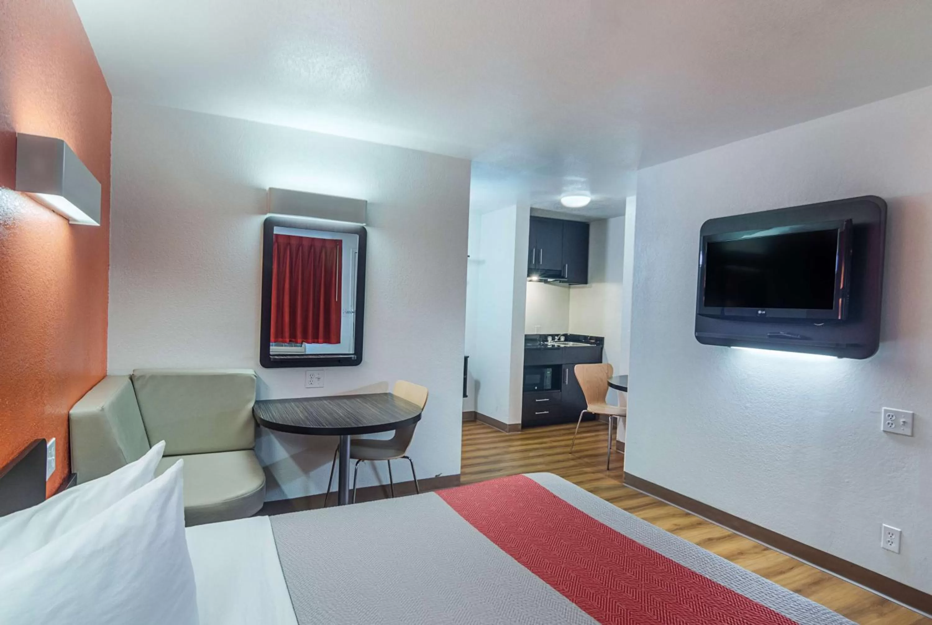 Queen Room - Non-Smoking in Motel 6-Ardmore, OK