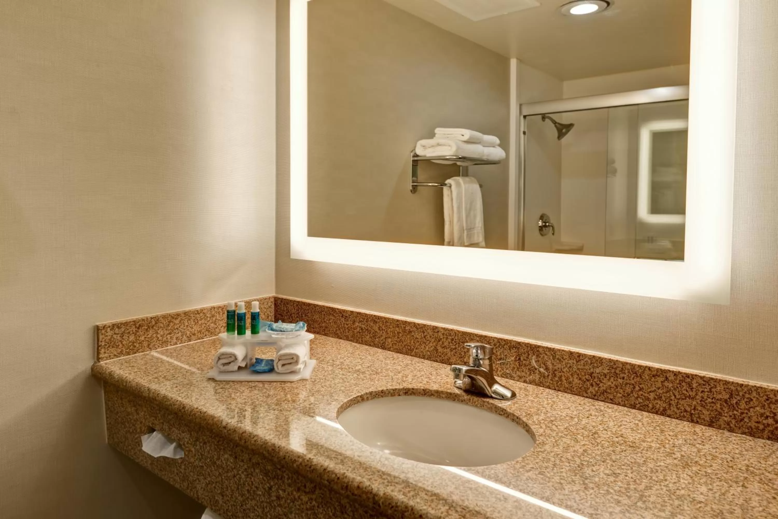 Standard Queen Room with Two Queen Beds and Tub - Mobility/Communications Accessible in Holiday Inn Express Newport Beach by IHG