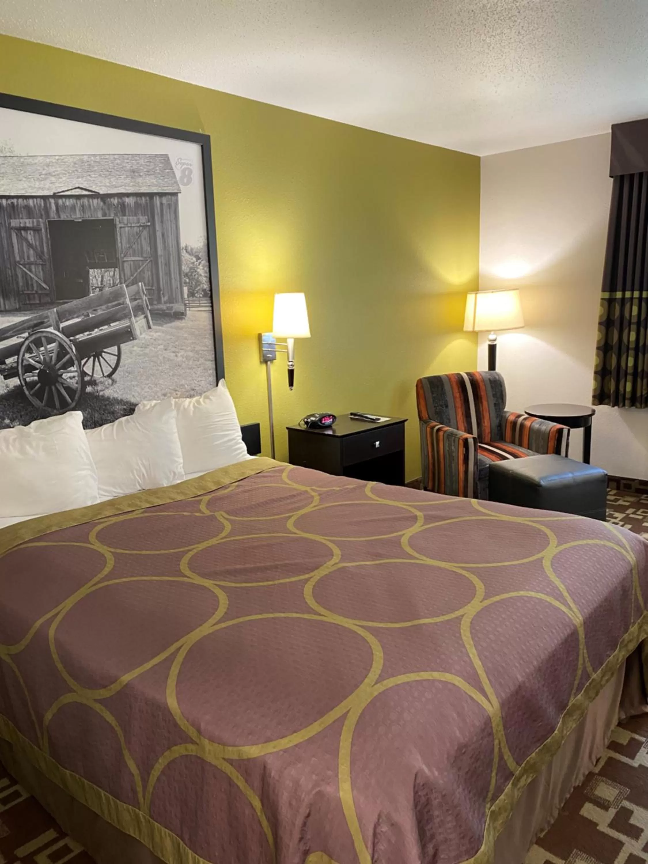 Queen Room - Non-Smoking in Super 8 by Wyndham Independence IA