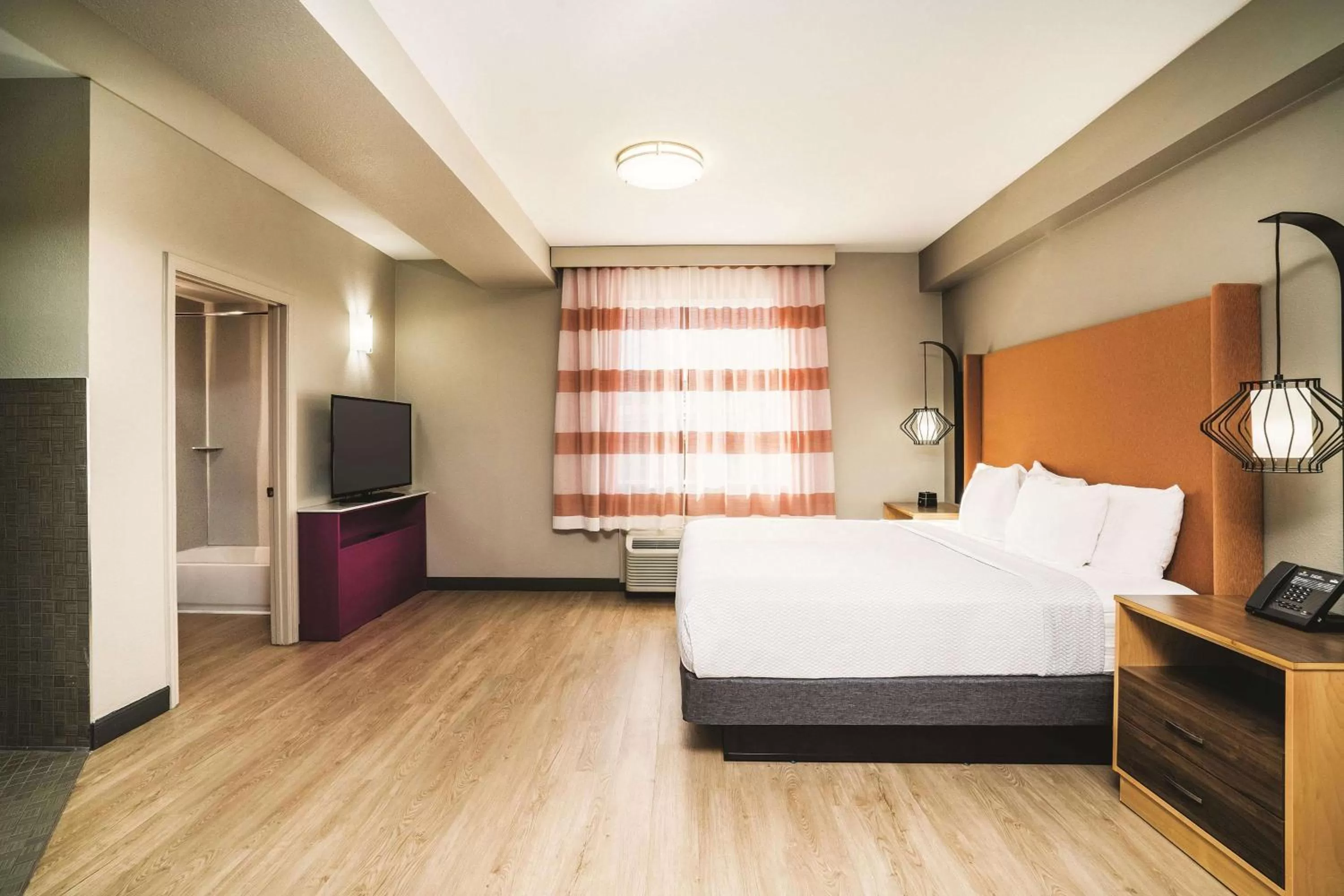 1 King Bed, Sofa Bed, Jetted Tub Suite, Non-Smoking in La Quinta by Wyndham Chattanooga-Hamilton Place