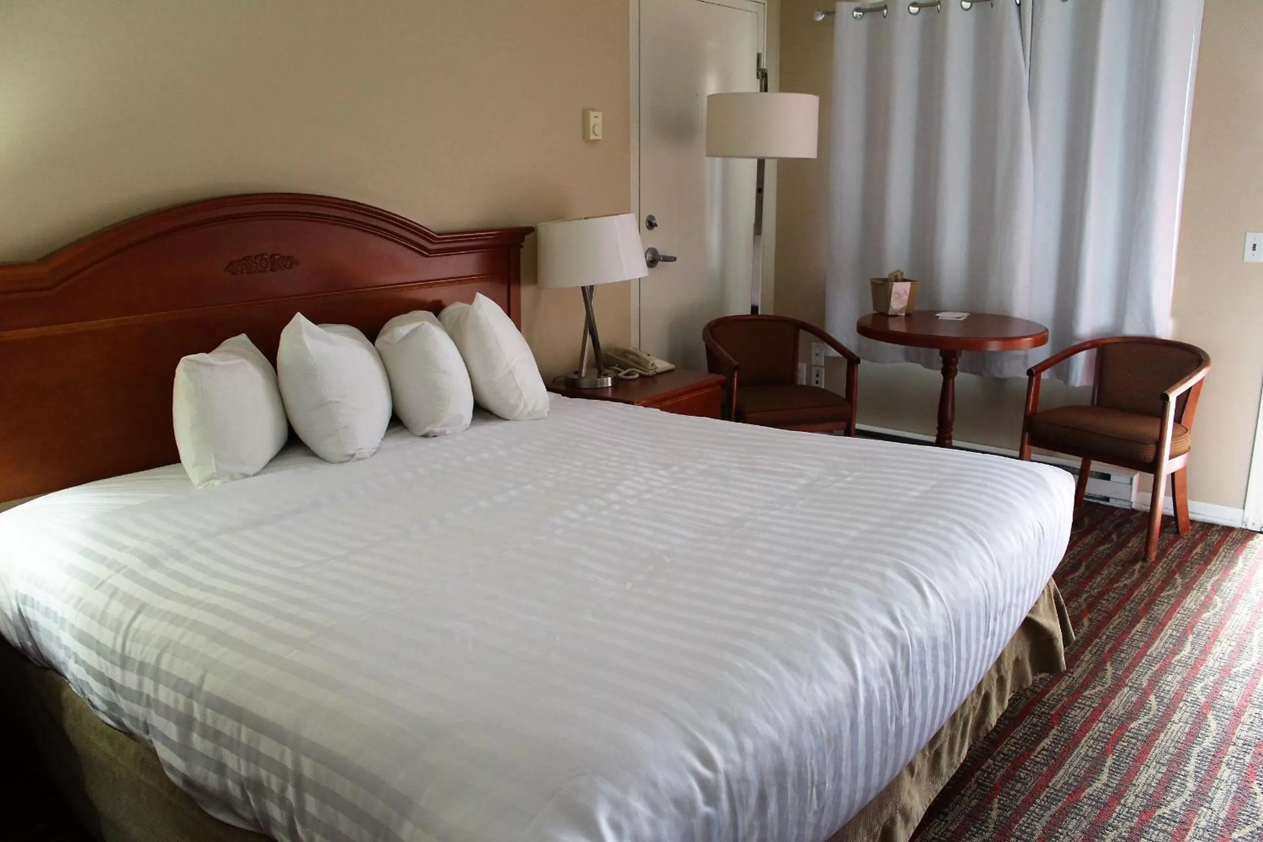 King Room - Mobility Access/Non-Smoking in Ramada by Wyndham Campbell River