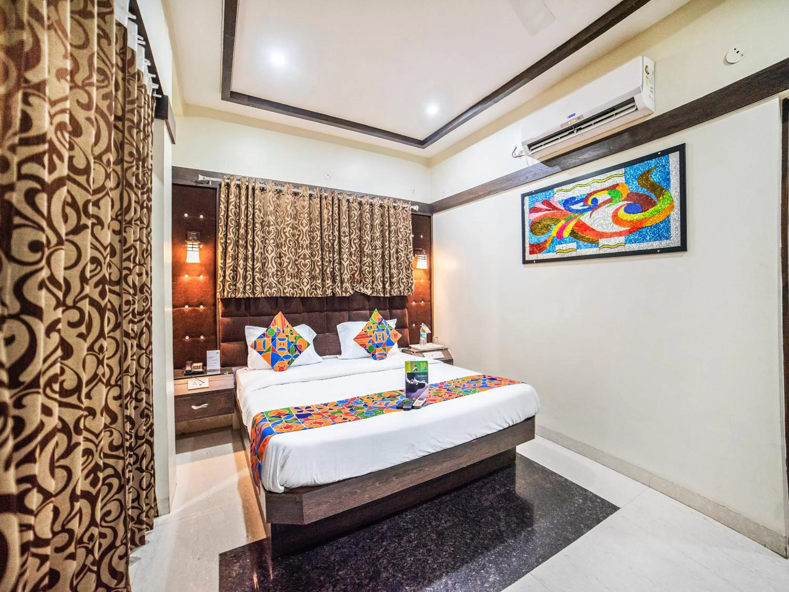 Suite - single occupancy in FabHotel Santoor Geeta Bhawan Square