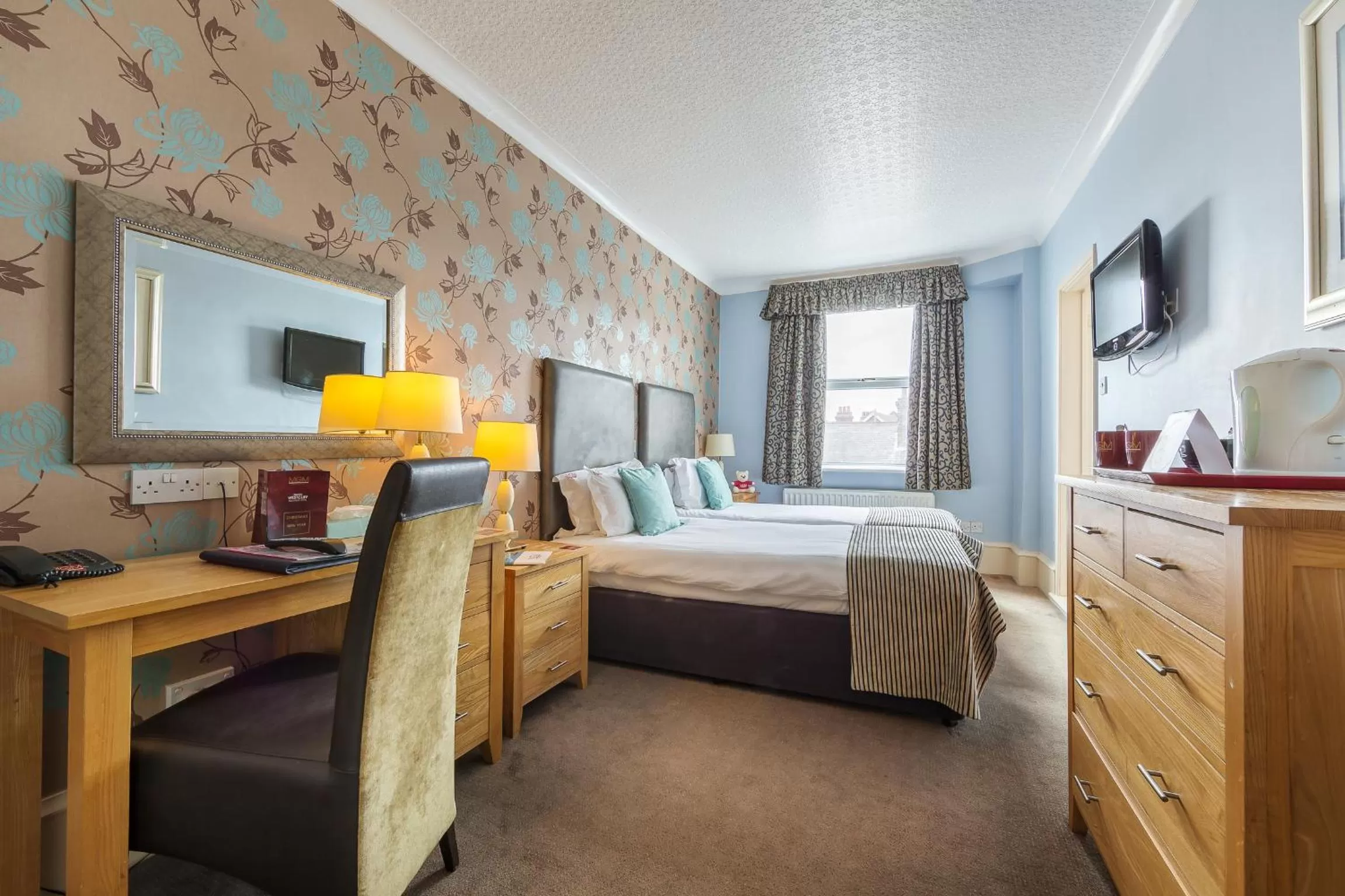 Standard Twin Room in Muthu Westcliff Hotel (Near London Southend Airport)