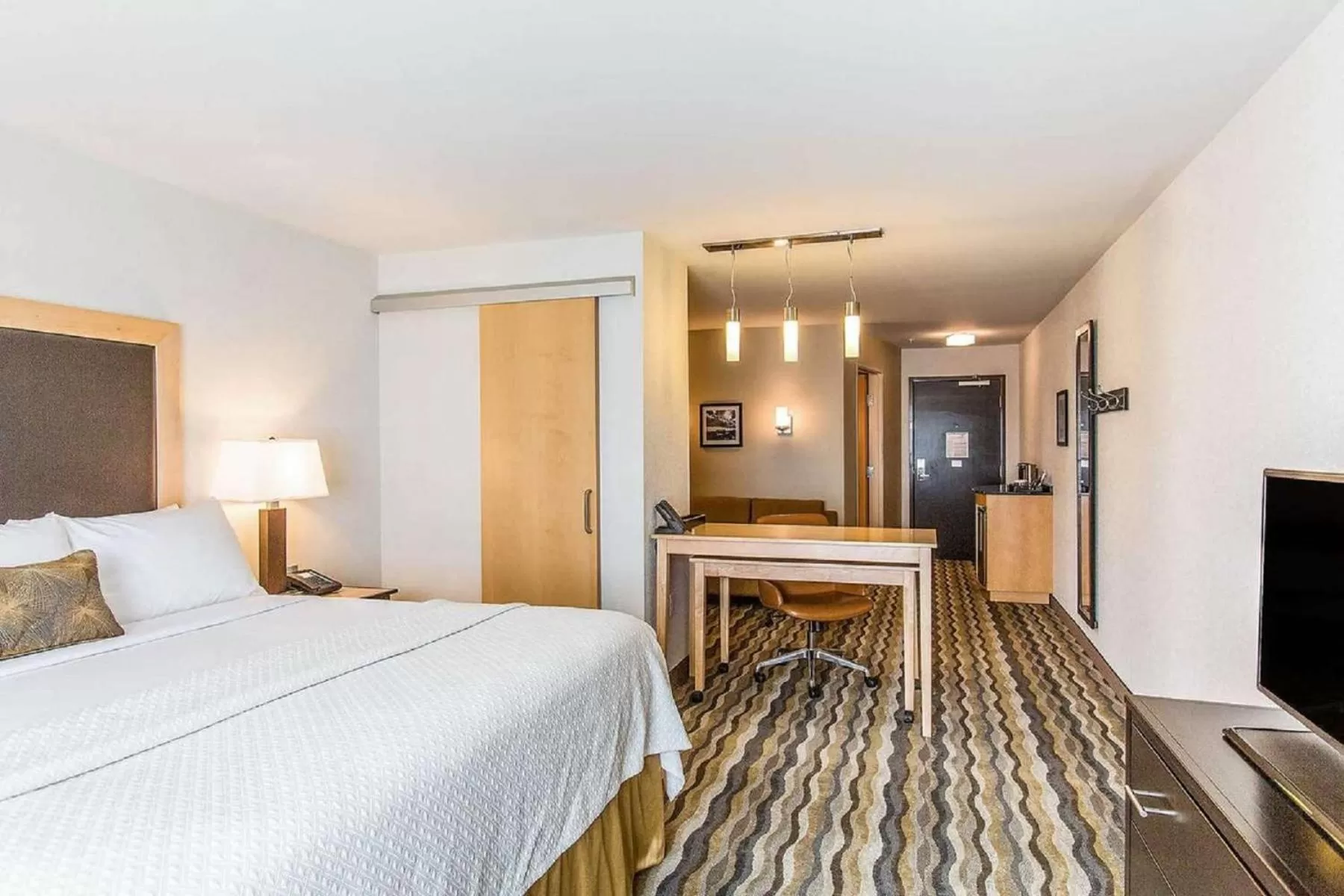 1 King Bed, Mobility/Hearing Accessible Suite, Bathtub w/ Grab Bars, Non-Smoking in Wyndham Avon