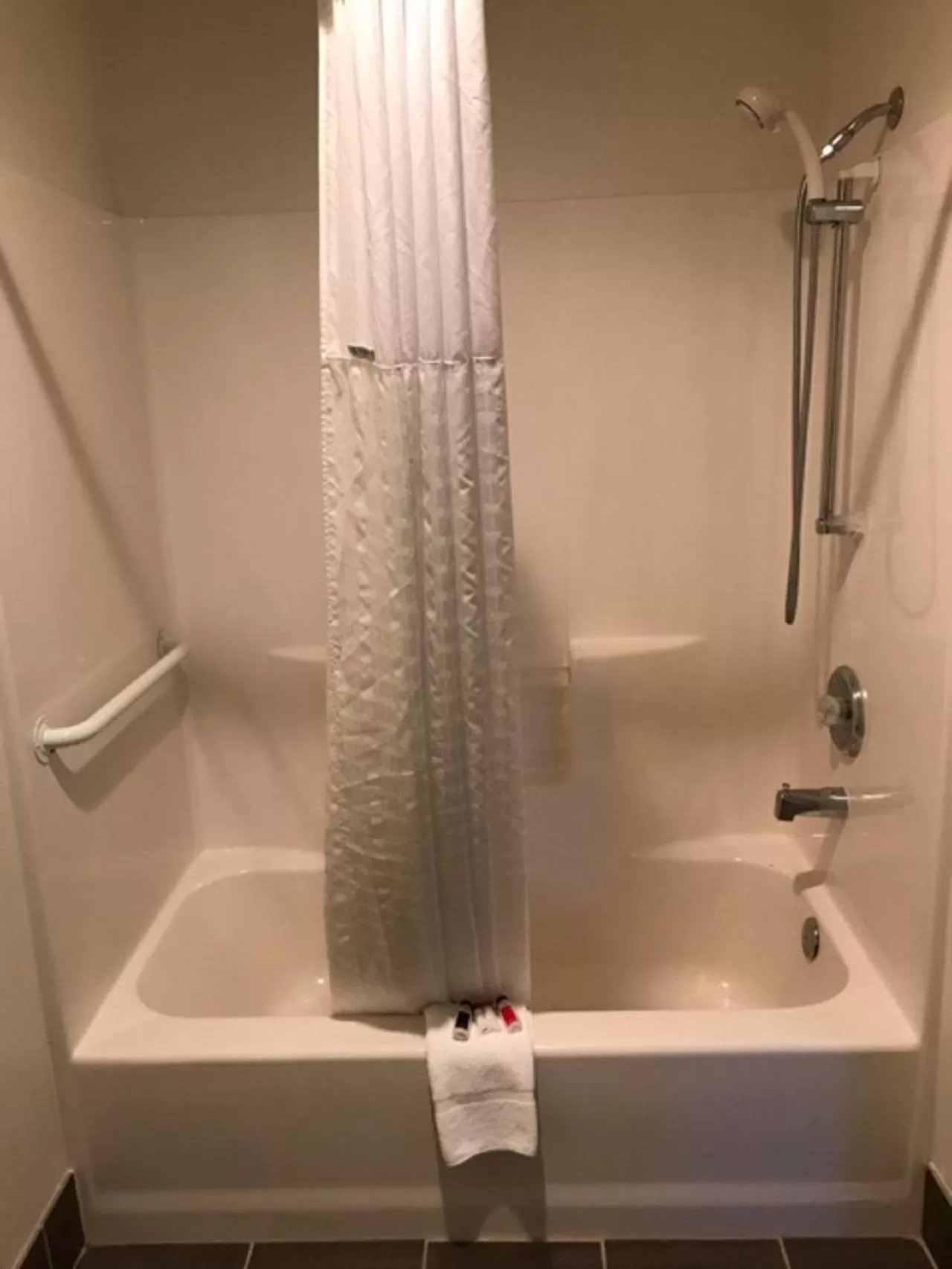 King Room with Bath Tub with Grab Bars- Mobility Accessible/Non-Smoking in Super 8 by Wyndham Kremmling