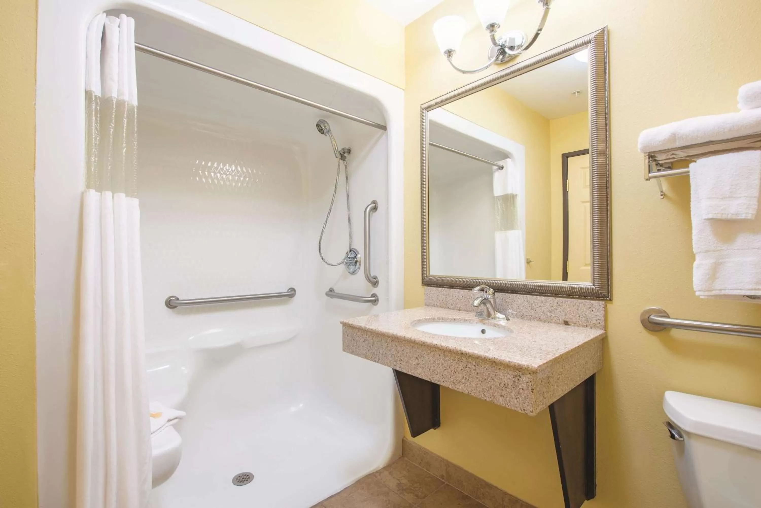 Deluxe King Room with Roll-In Shower - Accessible/Non-Smoking in La Quinta by Wyndham Tulsa Airport / Expo Square