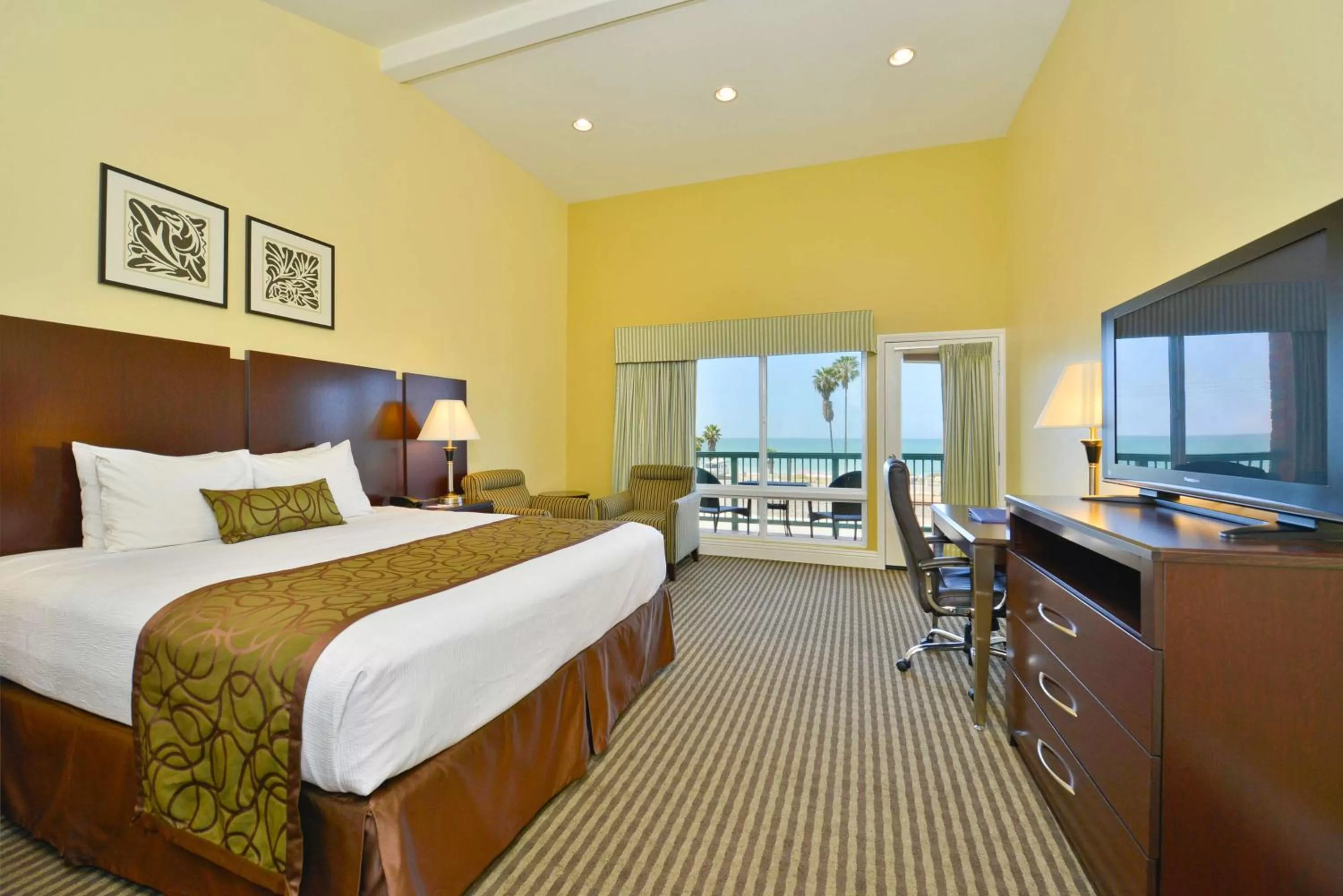 King Room with Balcony and Ocean View - Non-Smoking in Best Western Plus Dana Point Inn-by-the-Sea