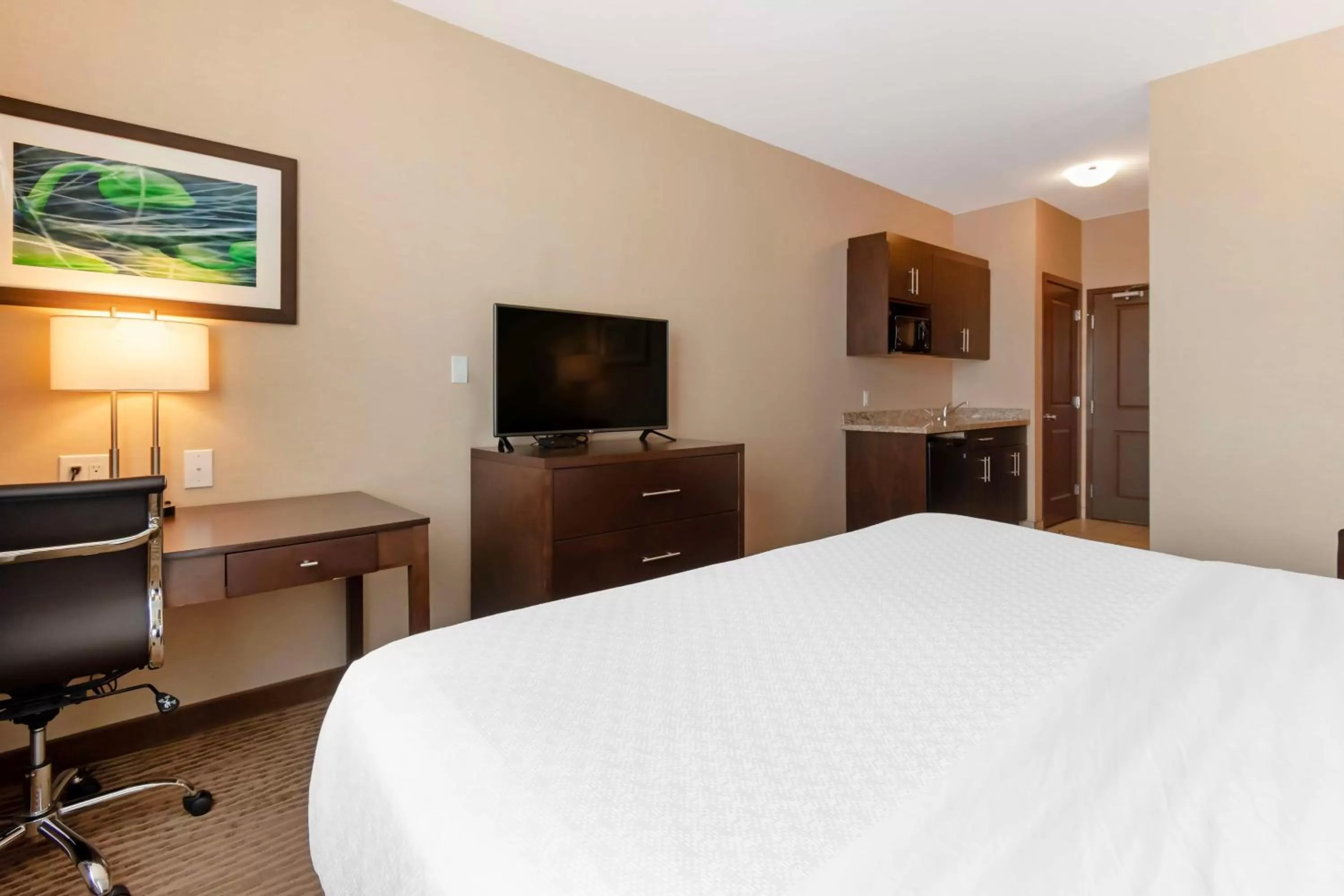King Room with Whirlpool and Kitchenette - Non-Smoking in Best Western Plus Moosomin Hotel