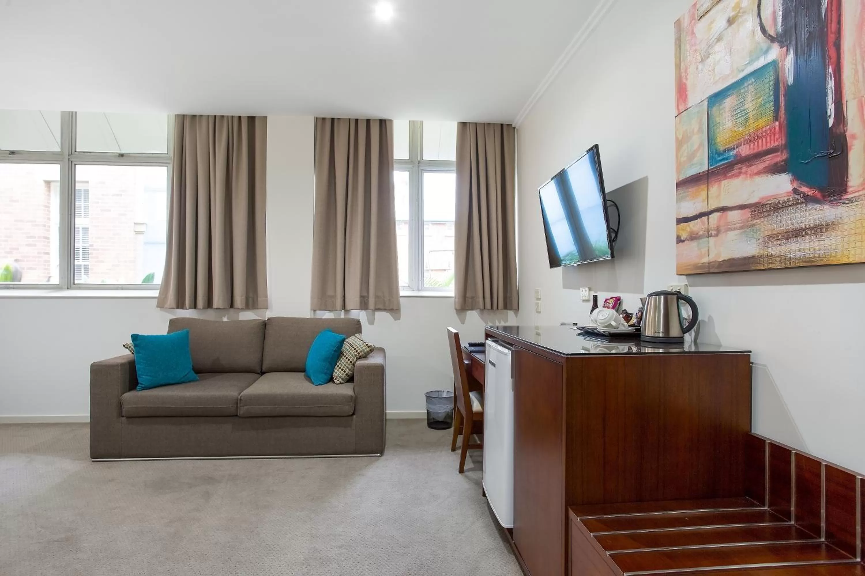 Contemporary Queen and Sofa Bed in Quality Hotel Regent Rockhampton