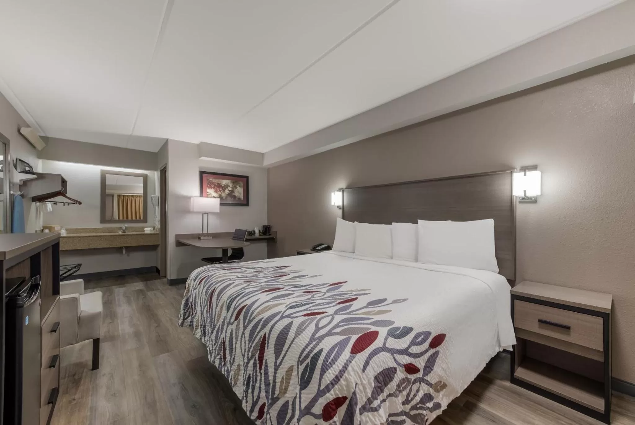 Superior King Room Non-Smoking in Red Roof Inn Hickory