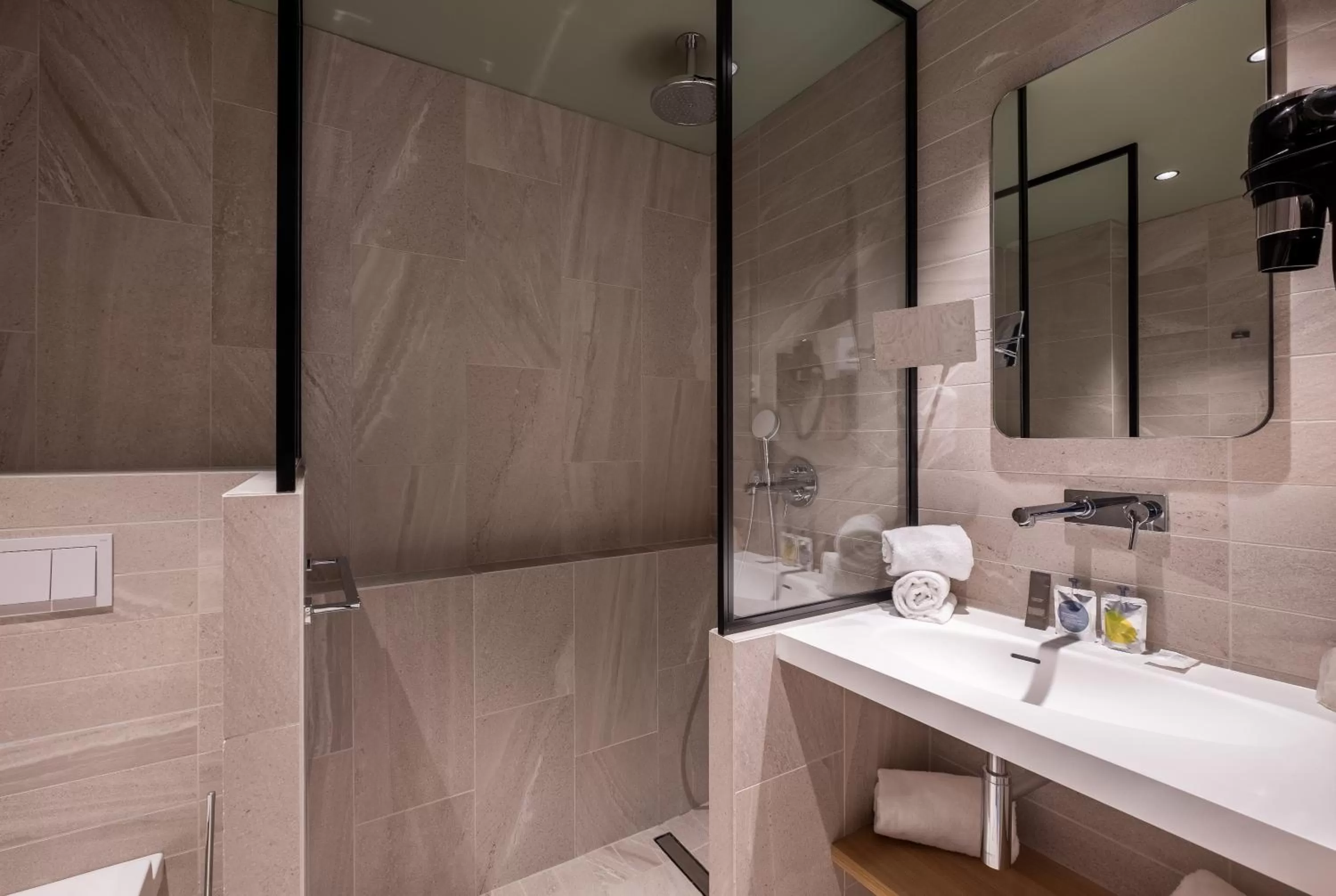 1 Double Bed - Superior Room in KYRIAD LYON OUEST Limonest