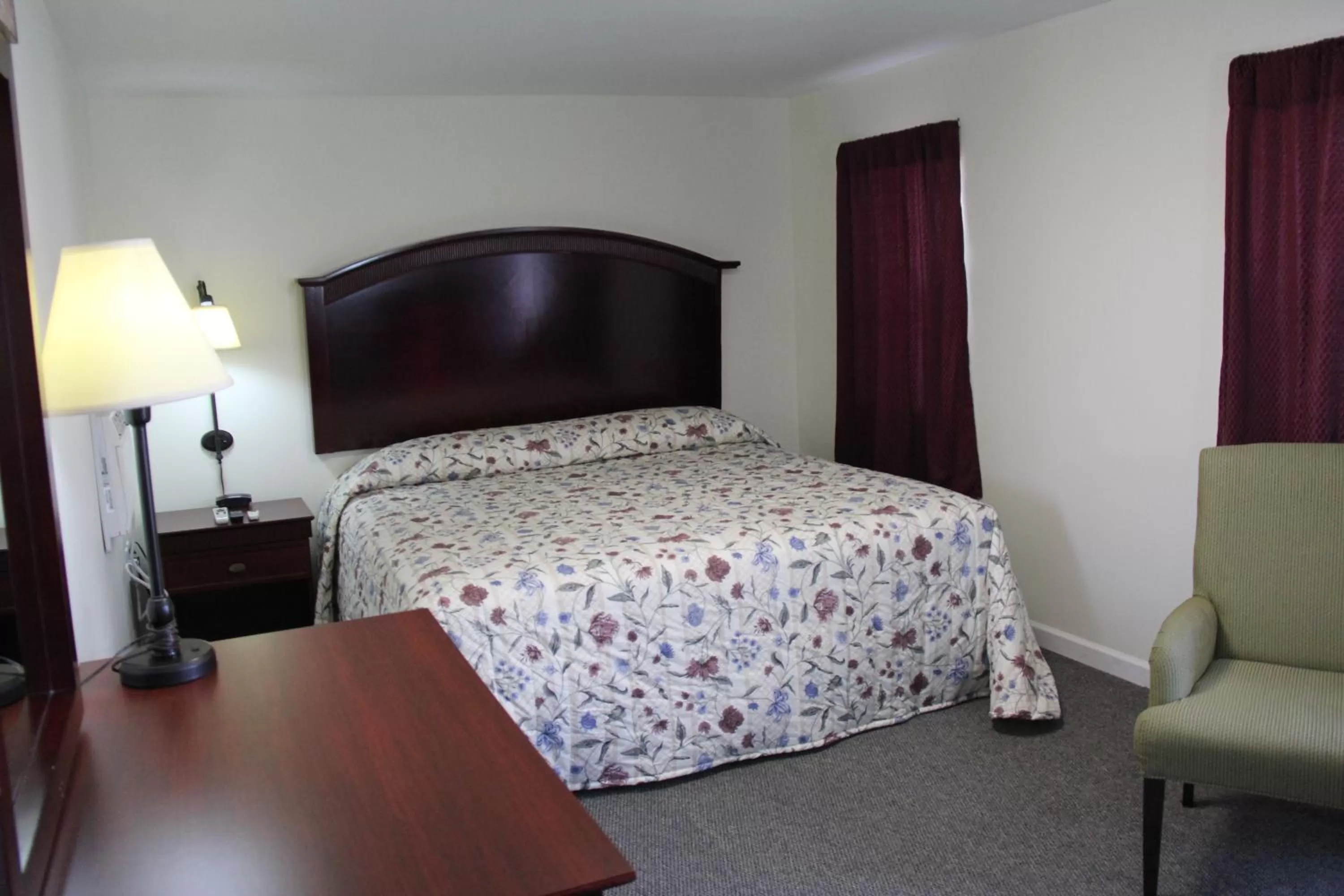Deluxe King Suite in Pleasant Hill Motel