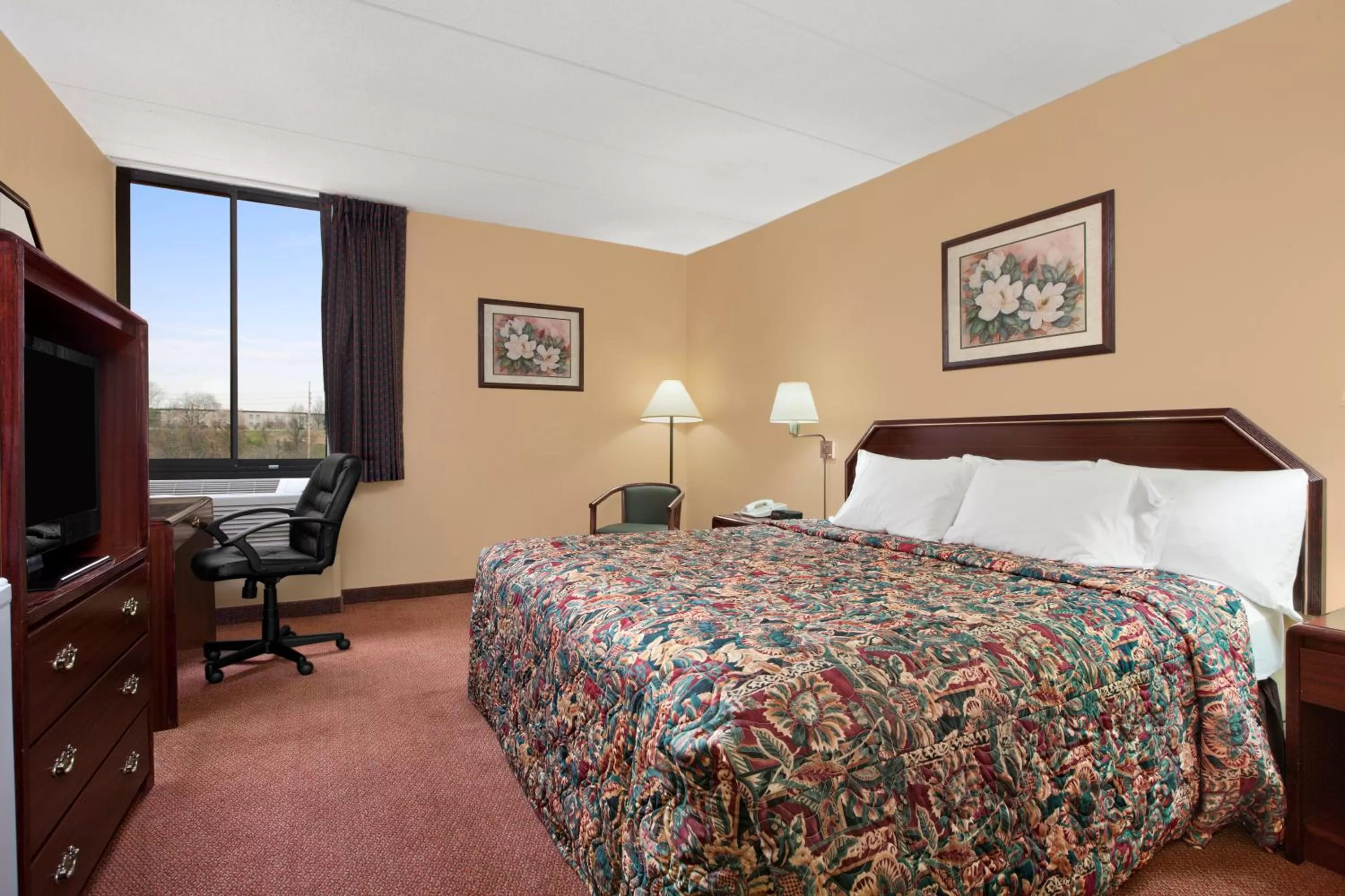 King Studio Suite - Smoking in Days Inn by Wyndham Hagerstown