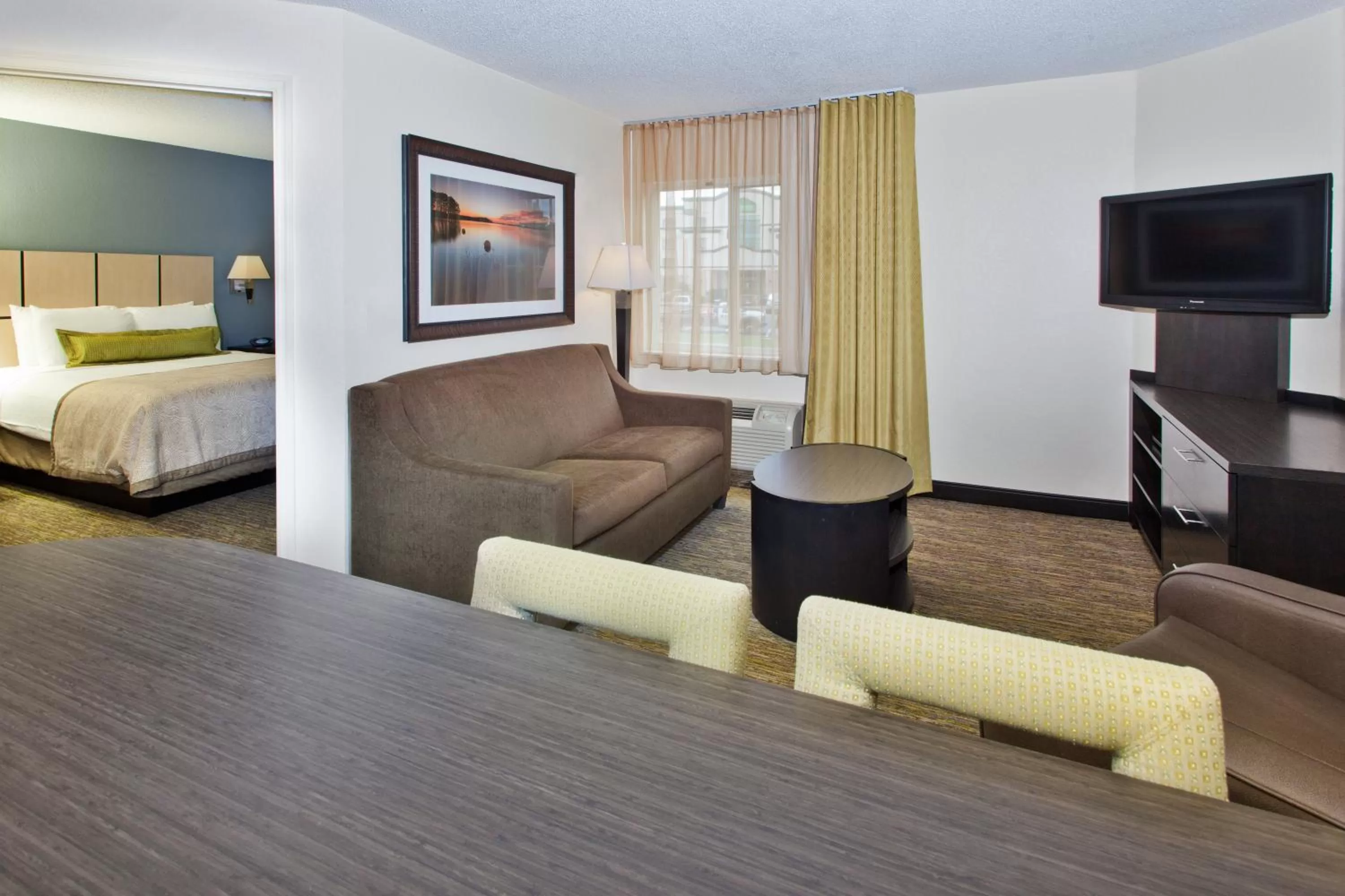 One-Bedroom Queen Suite in Sonesta Simply Suites Philadelphia Willow Grove