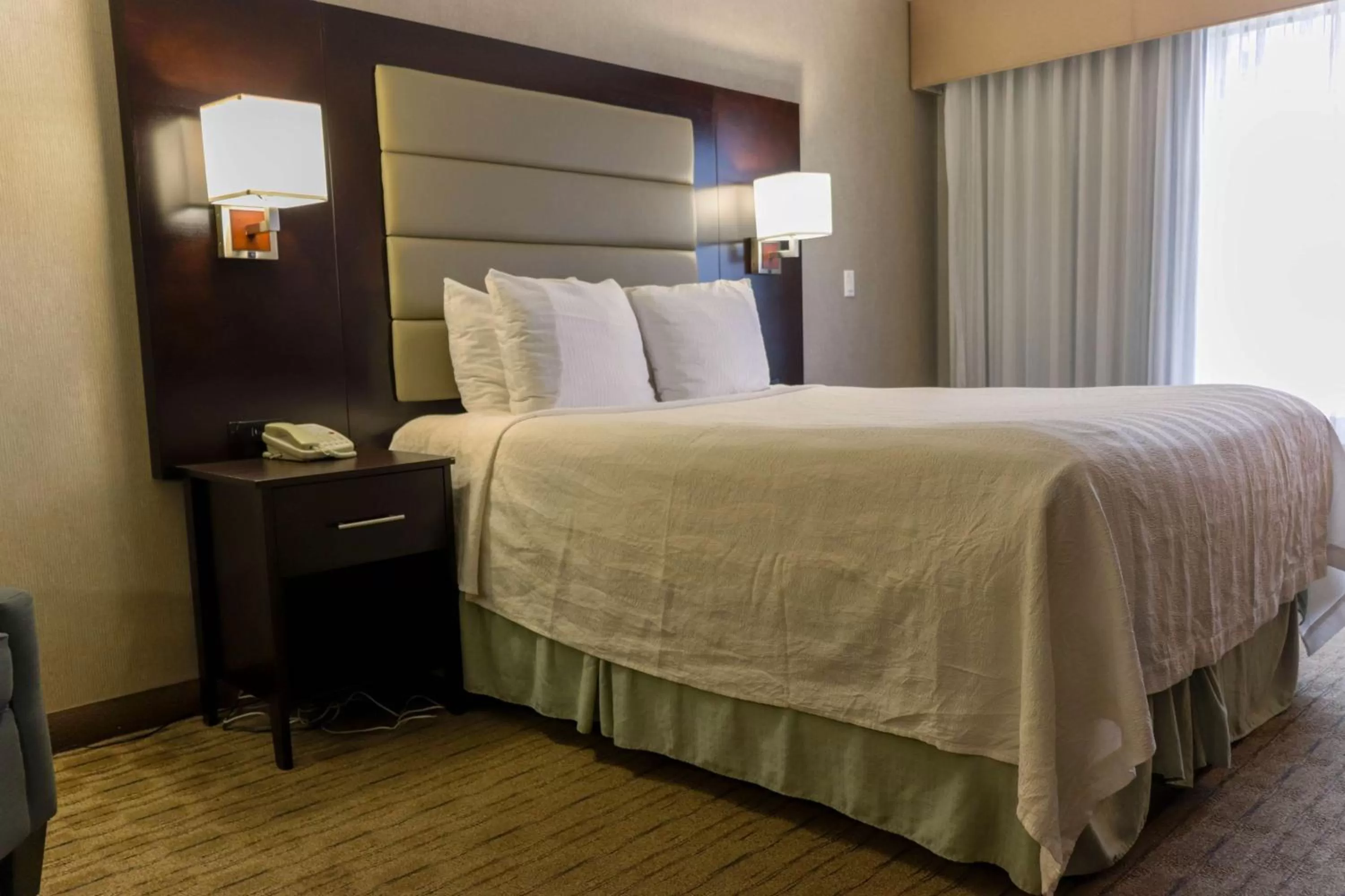 Queen Room with City View - single occupancy in Best Western Plus Silverdale Beach Hotel