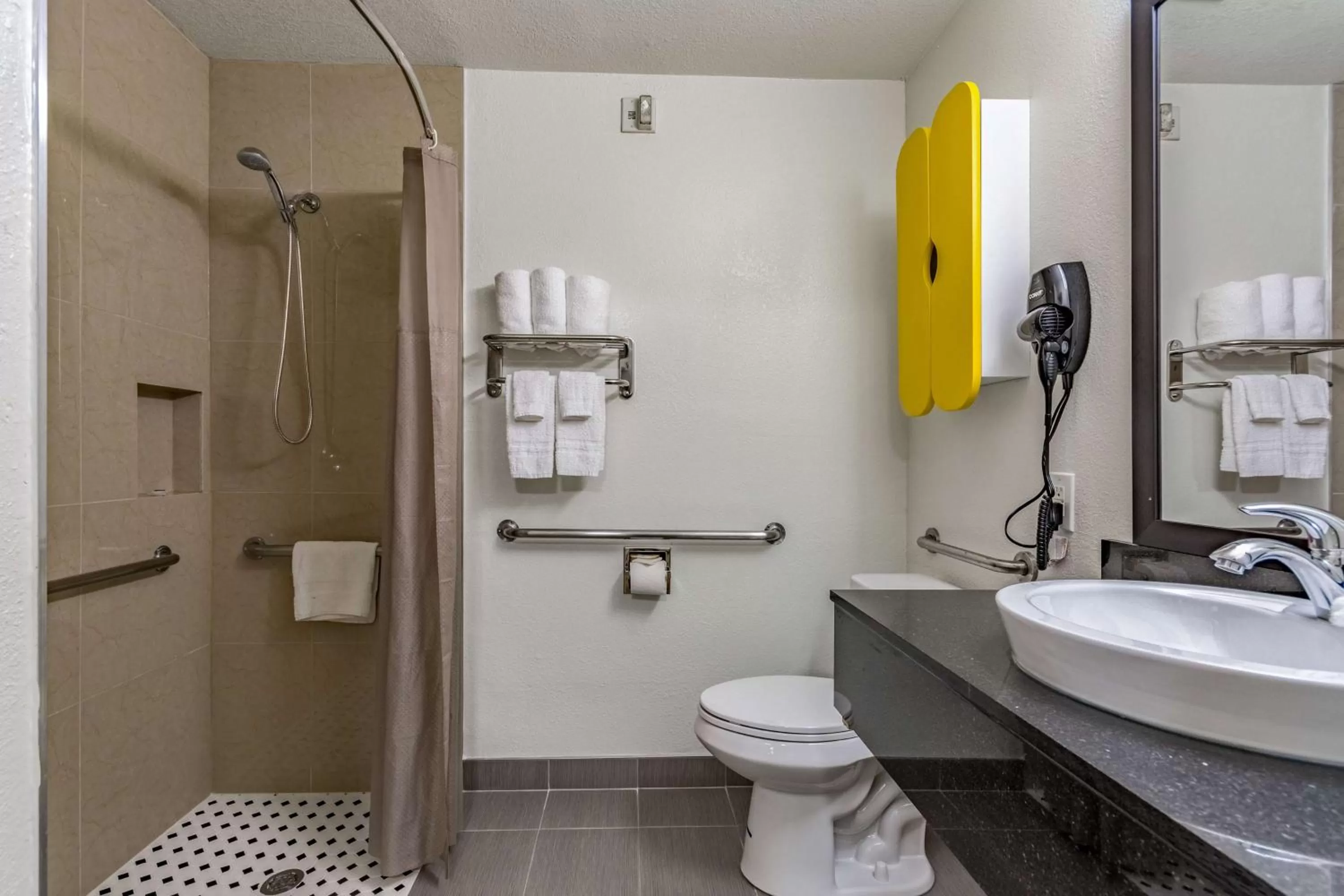 Deluxe Queen Suite - Smoking in Studio 6-Dallas, TX