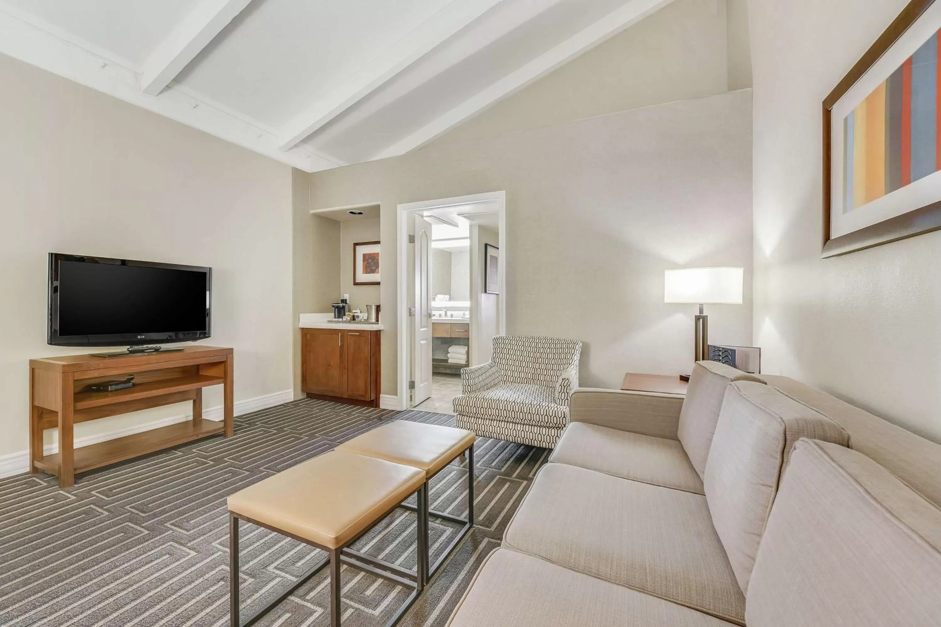 One-Bedroom Queen Suite - Poolside in Hilton Phoenix Tapatio Cliffs Resort