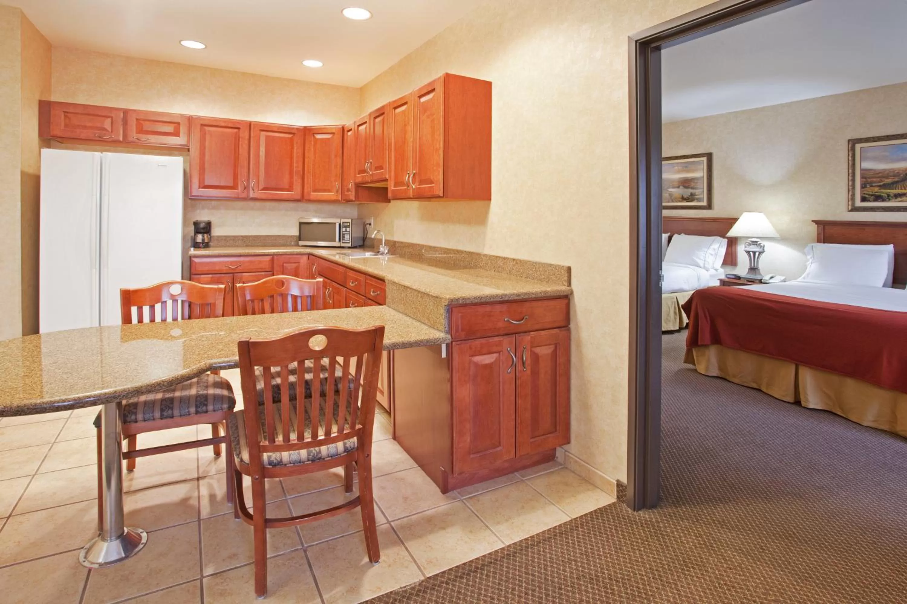 One-Bedroom Suite with Two Queen Beds in Holiday Inn Express Hotel & Suites Barstow by IHG