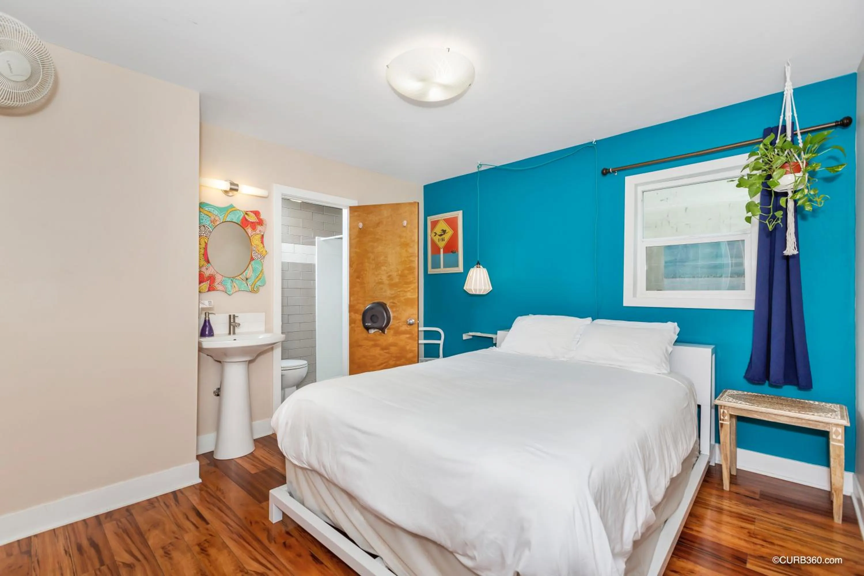 Budget Double Room in Samesun Ocean Beach Hotel & Hostel