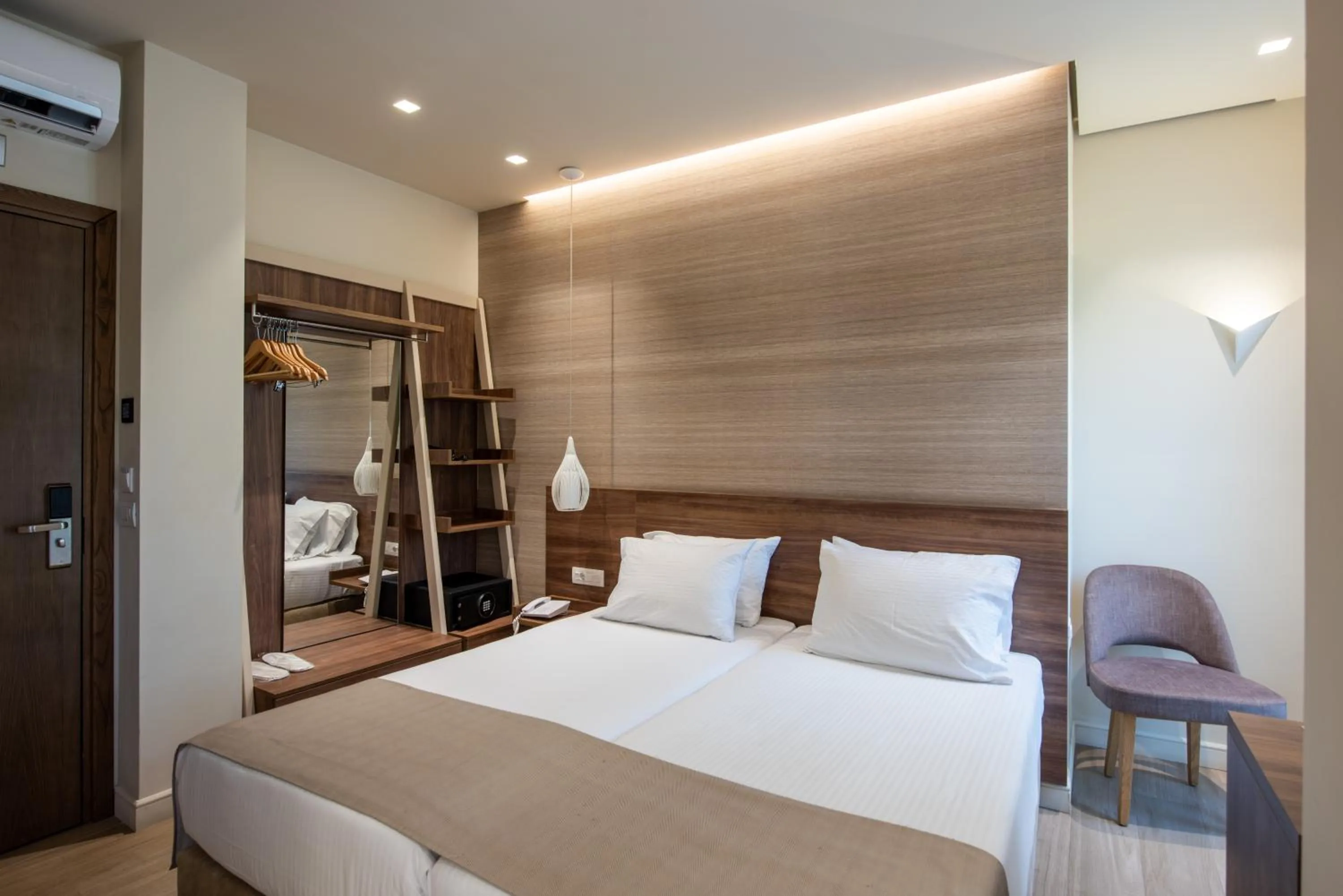 Superior Room with Balcony and City View in Metropole Urban Hotel