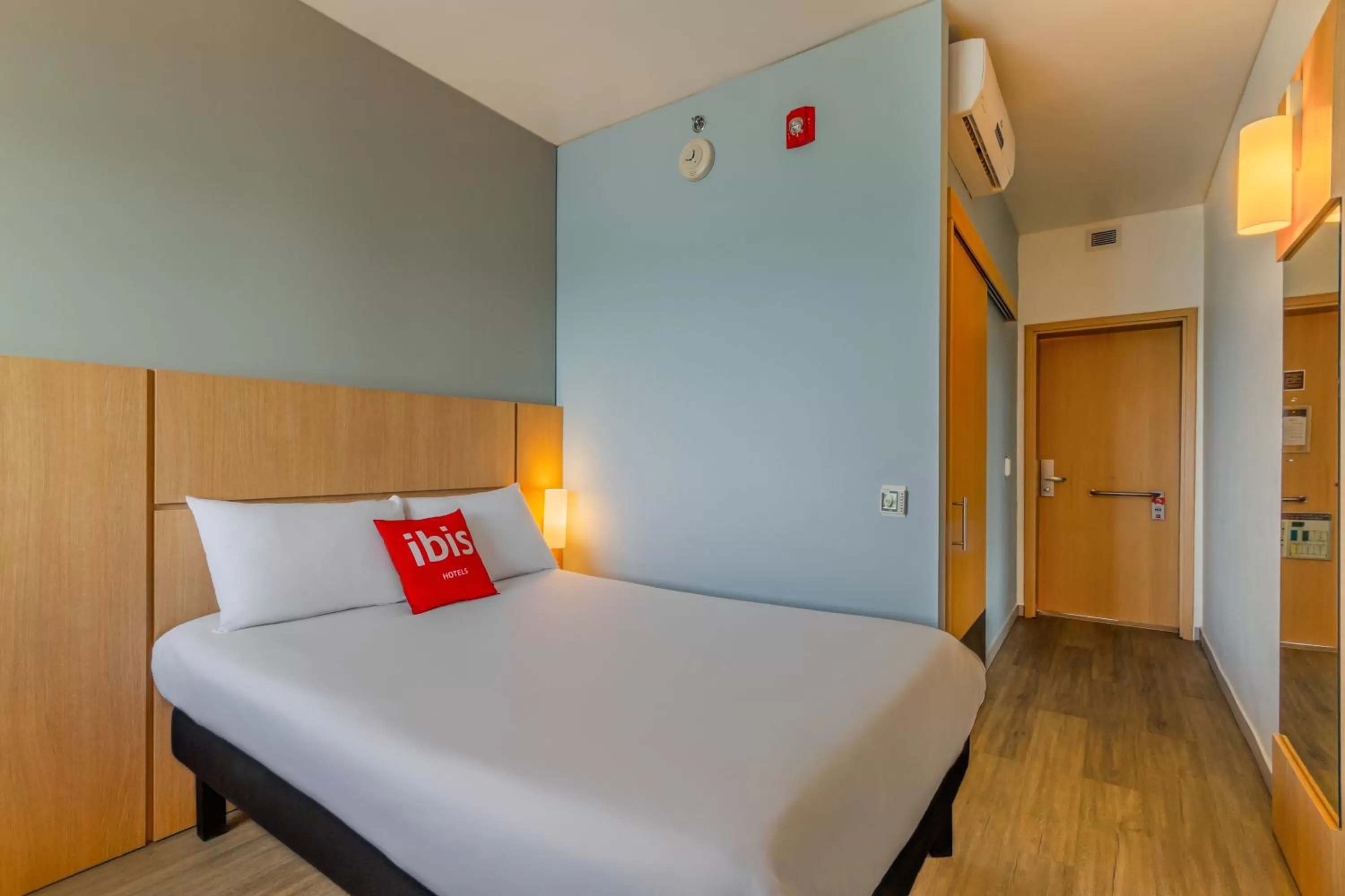 Standard Room with Double Bed and Sea View in Ibis Cartagena Marbella