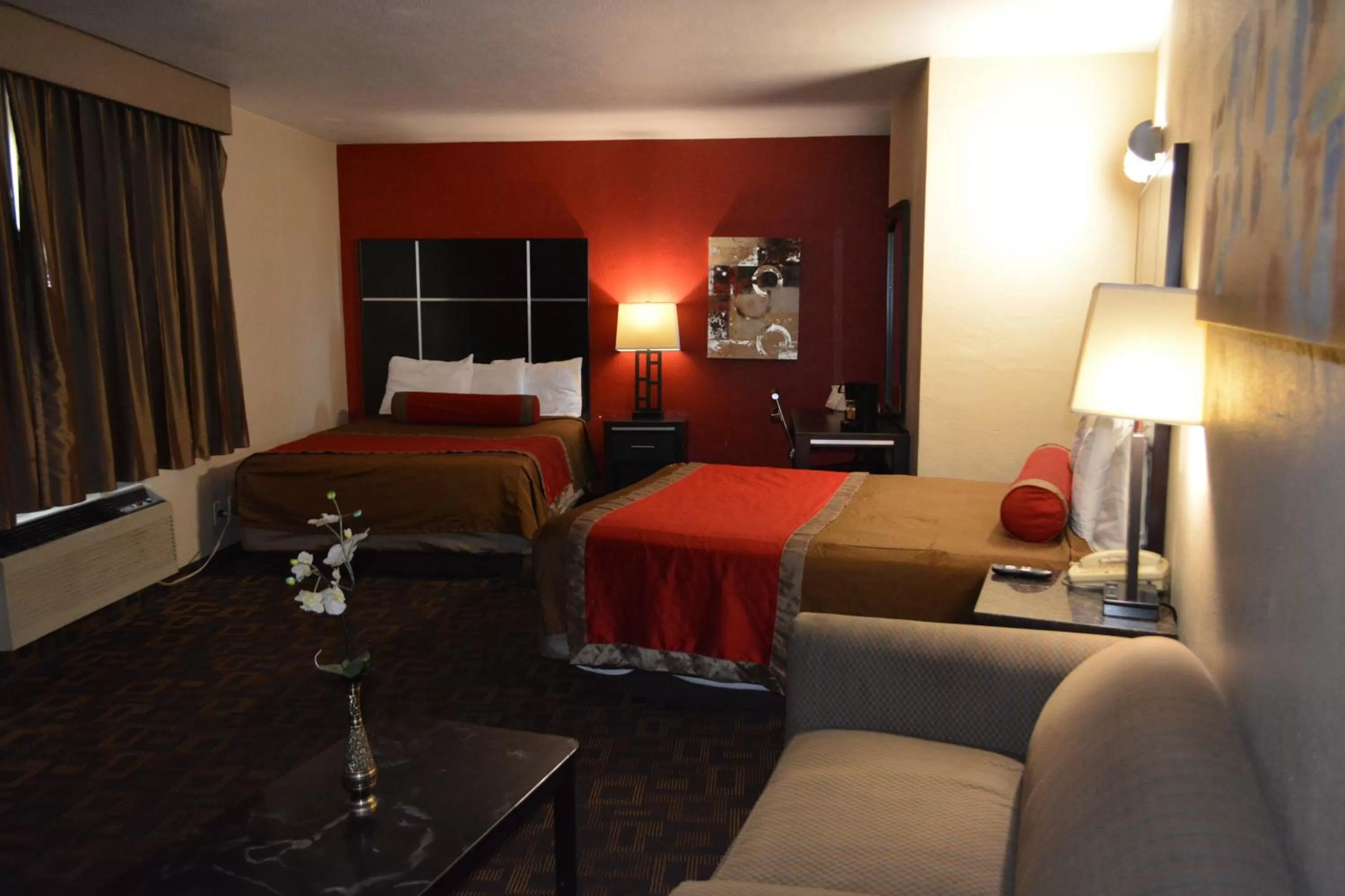 Superior Triple Room in Harbor Inn & Suites Oceanside