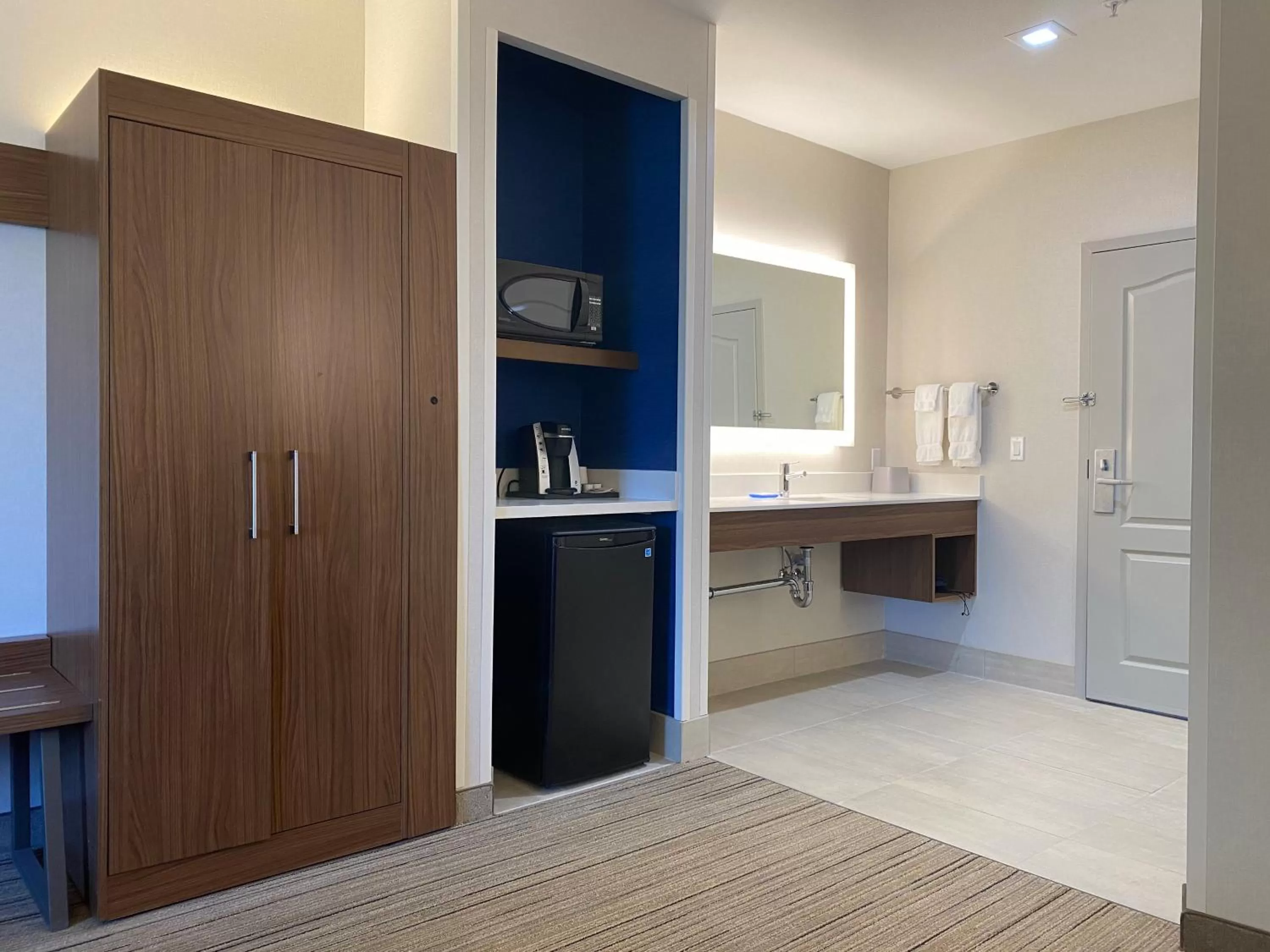 Bedroom, Kitchen/Kitchenette in Hotel Fairchild