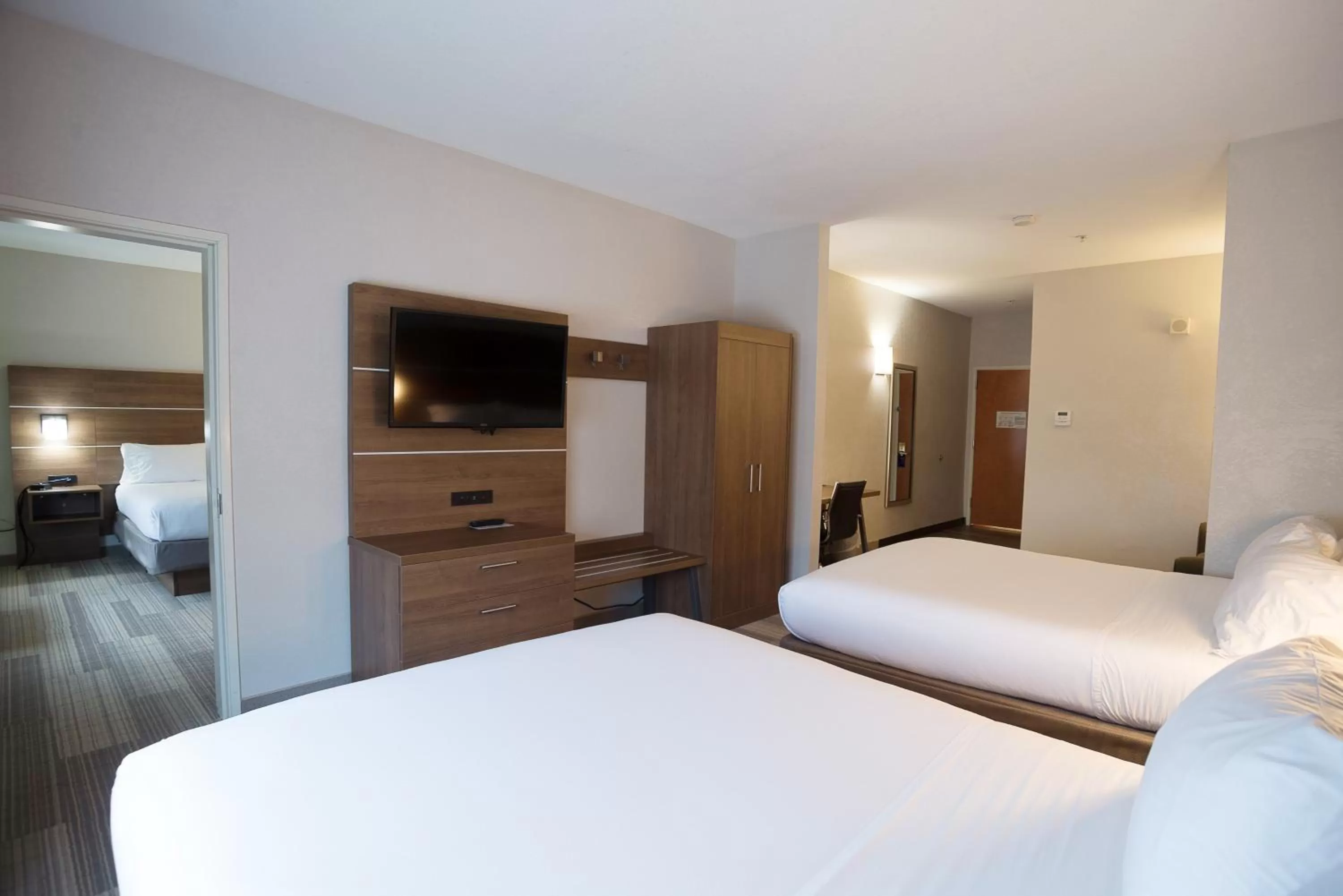 Queen Room with Three Queen Beds in Holiday Inn Express La Plata by IHG