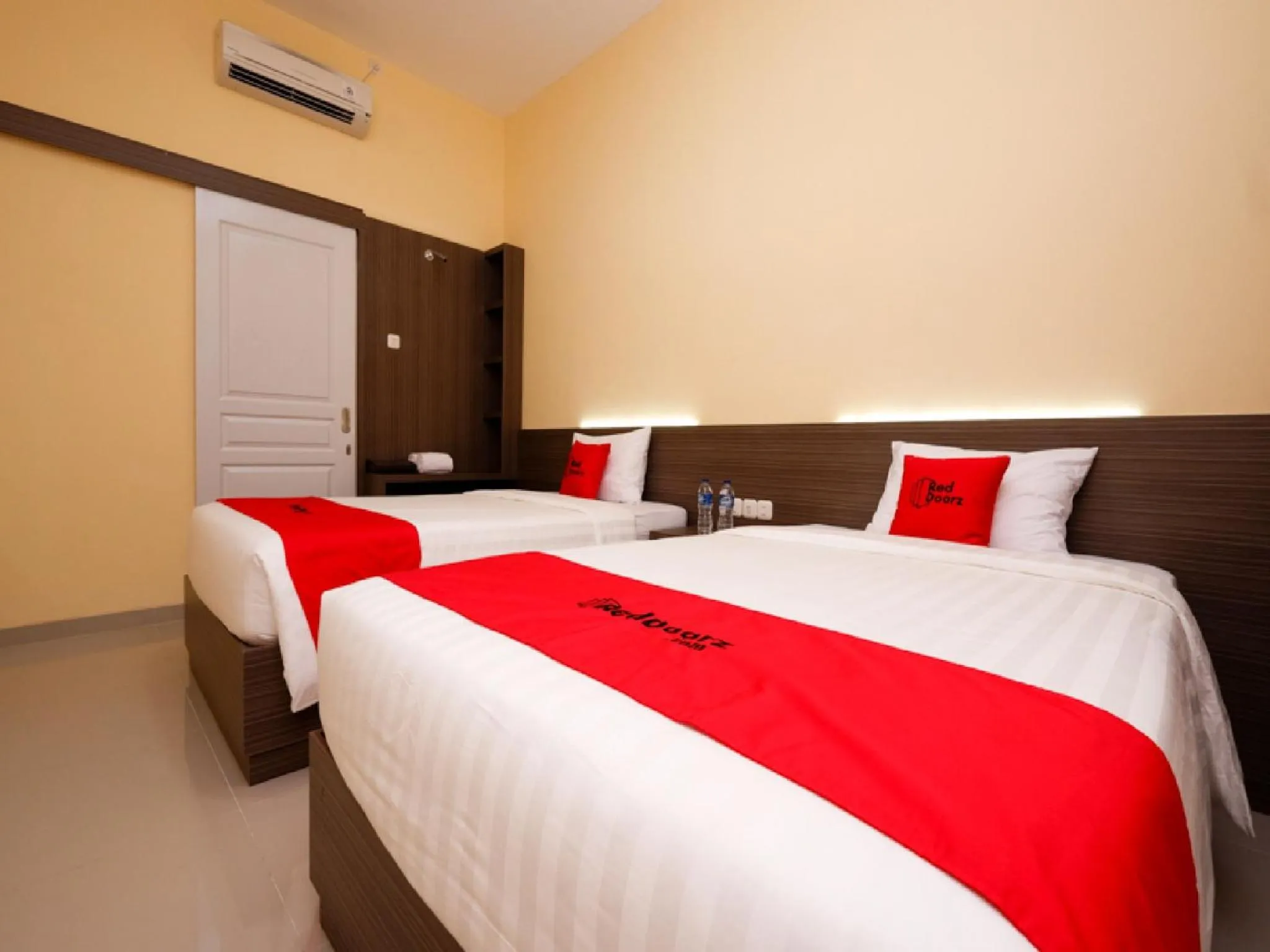 Twin Room in RedDoorz Plus near Paragon Mall Semarang