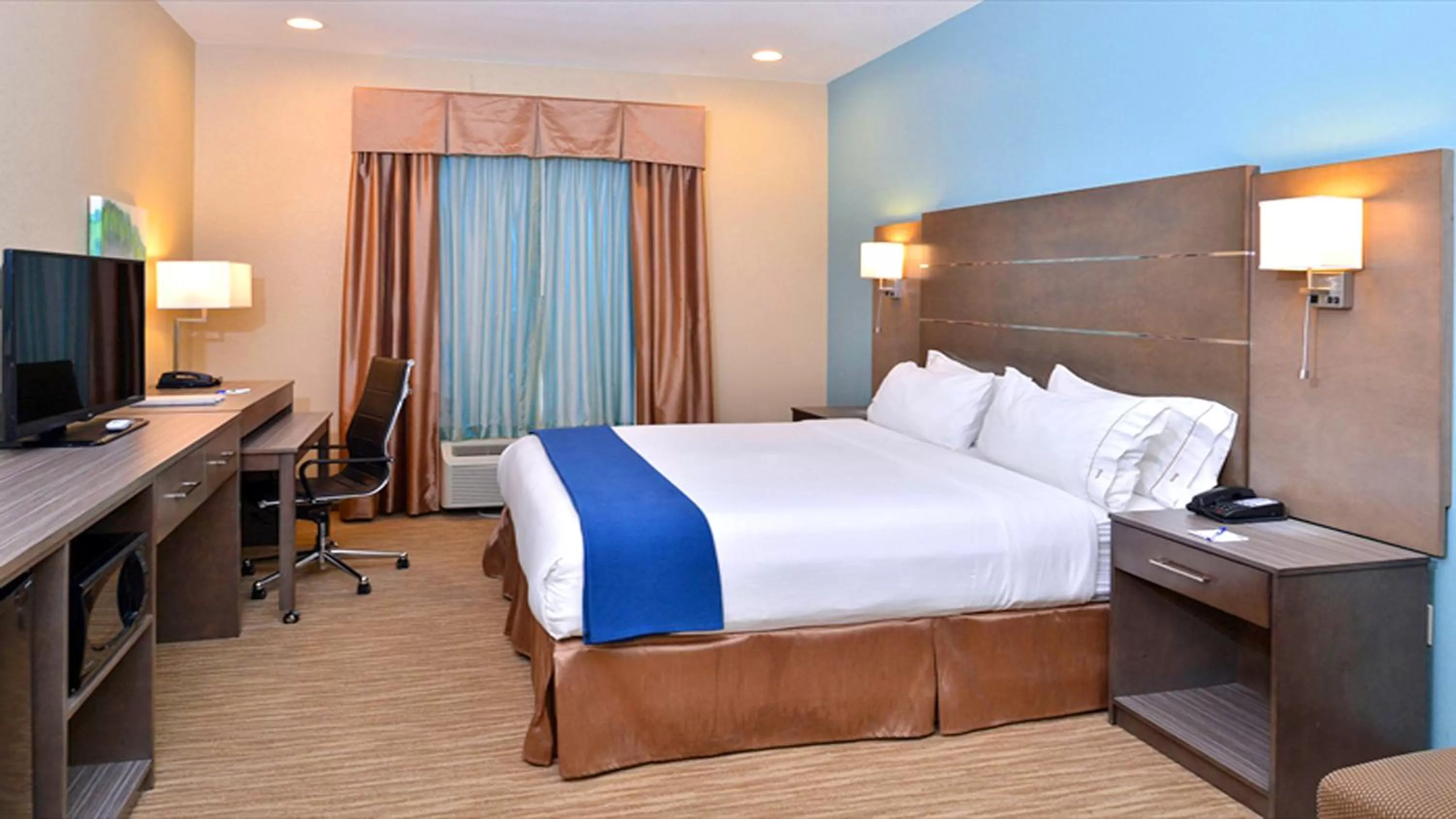 King Room - Mobility Access/Hearing Accessible in Holiday Inn Express and Suites Schulenburg by IHG