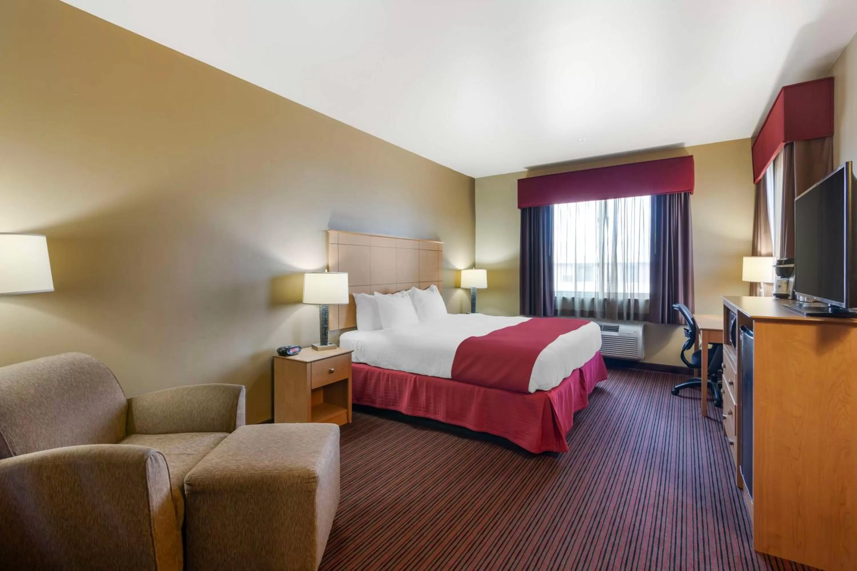King Room with Roll-In Shower - Disability Access in Best Western Golden Prairie Inn and Suites