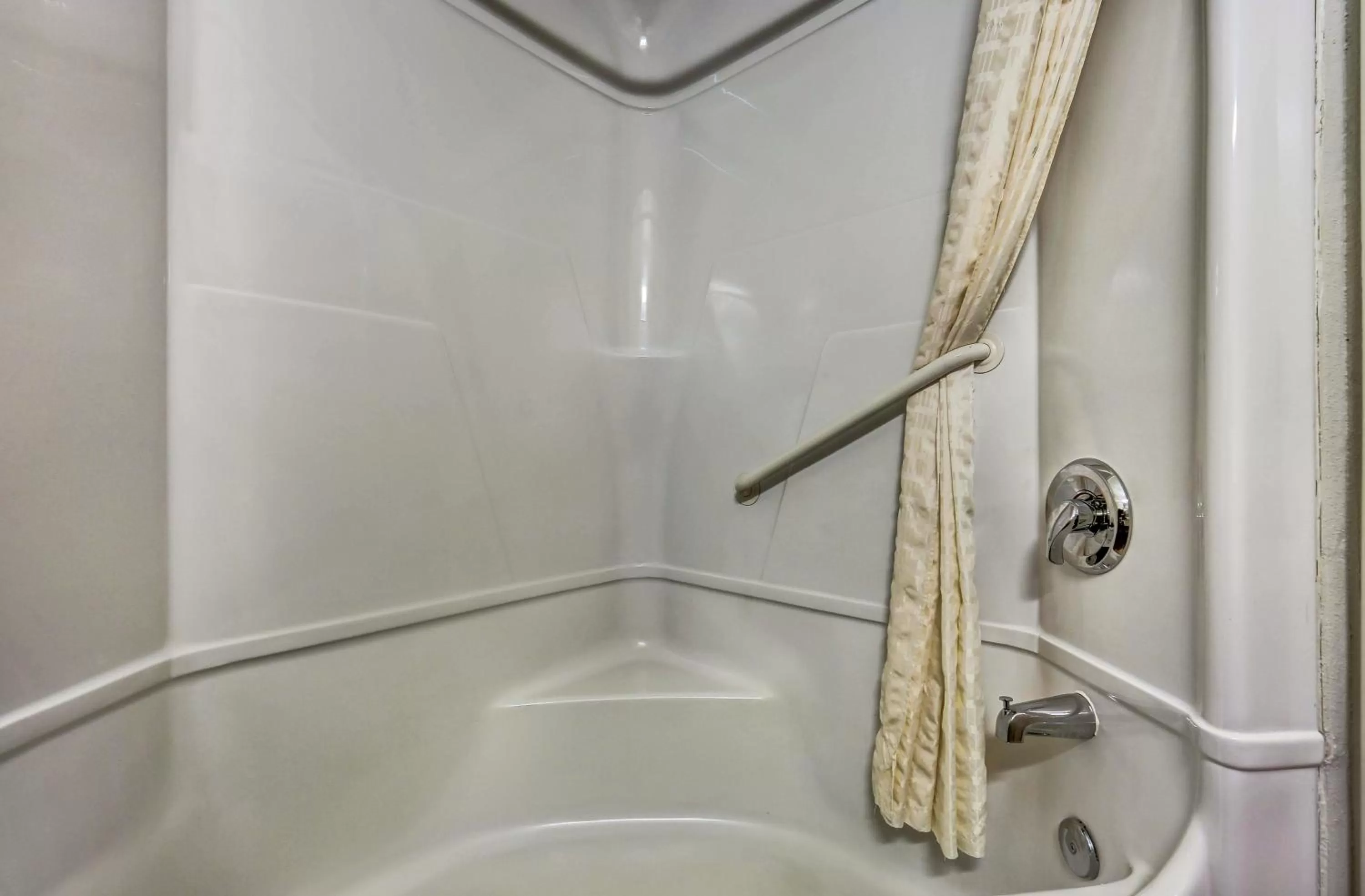 Queen Room - Disability Access - Smoking in Motel 6-Roseburg, OR