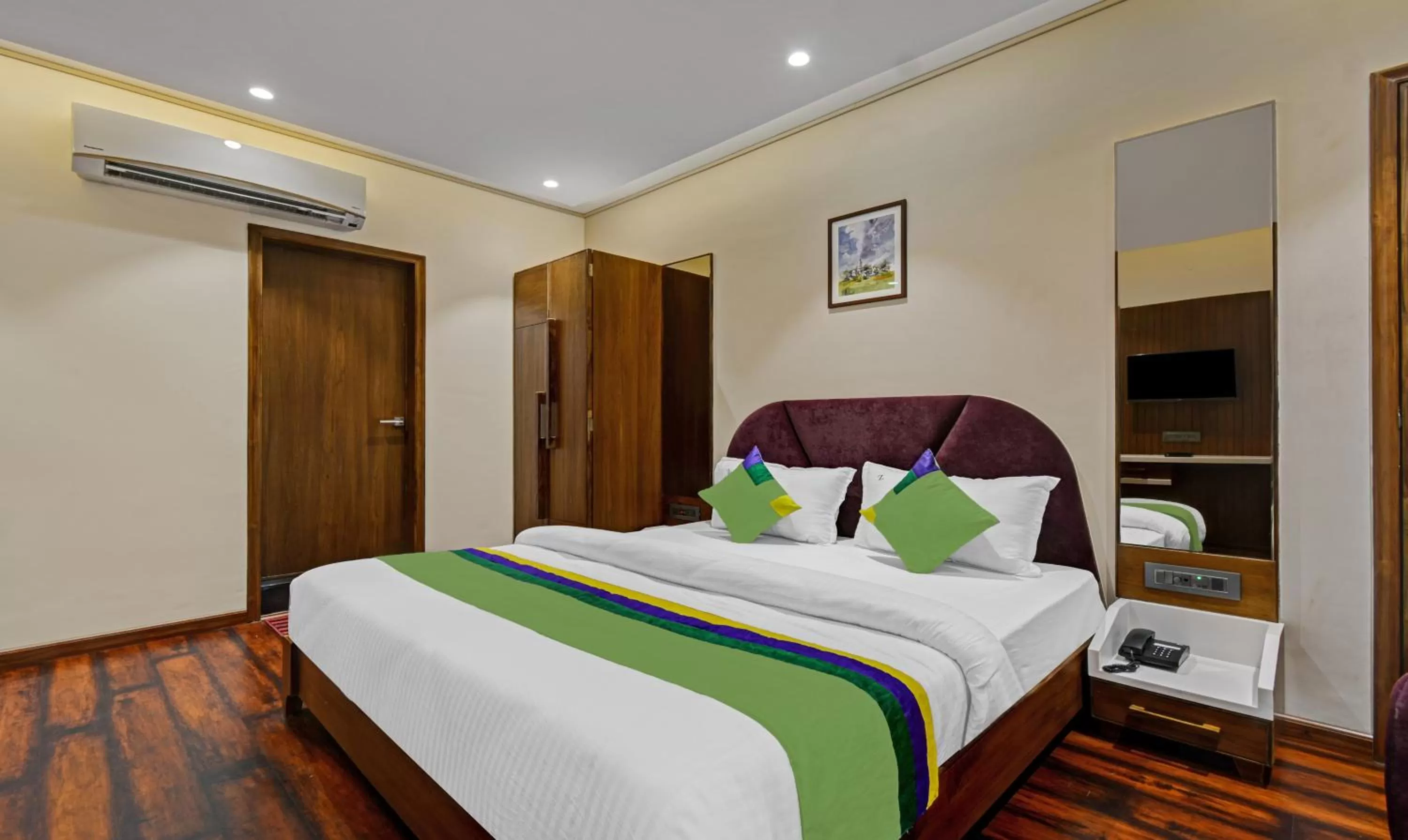 Deluxe Double Room - single occupancy in Treebo Z