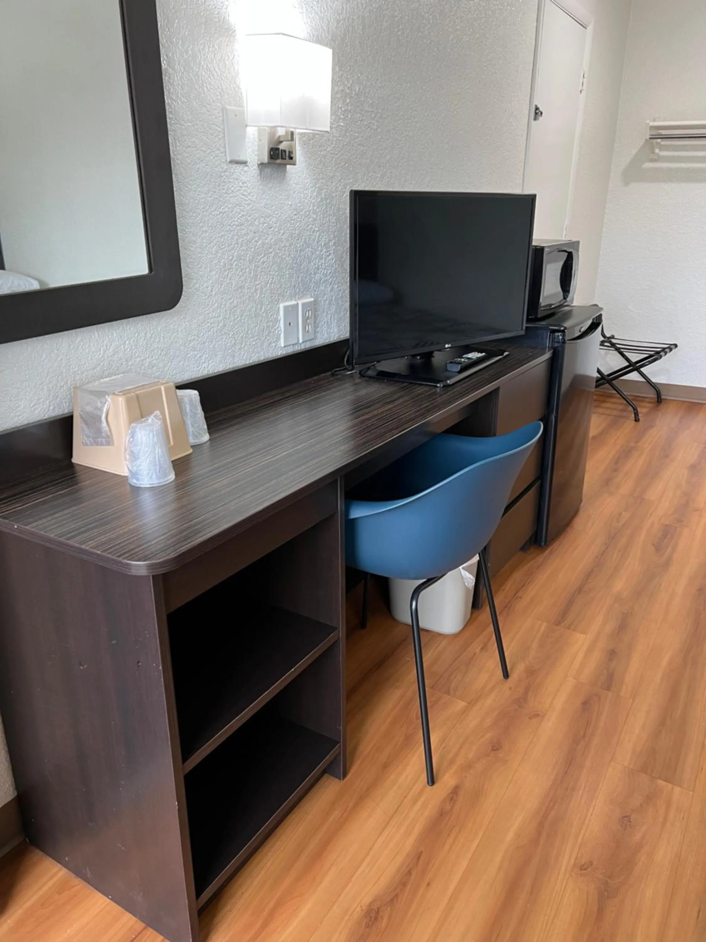 Queen Room - single occupancy - Non-Smoking in Motel 6-Longview, TX