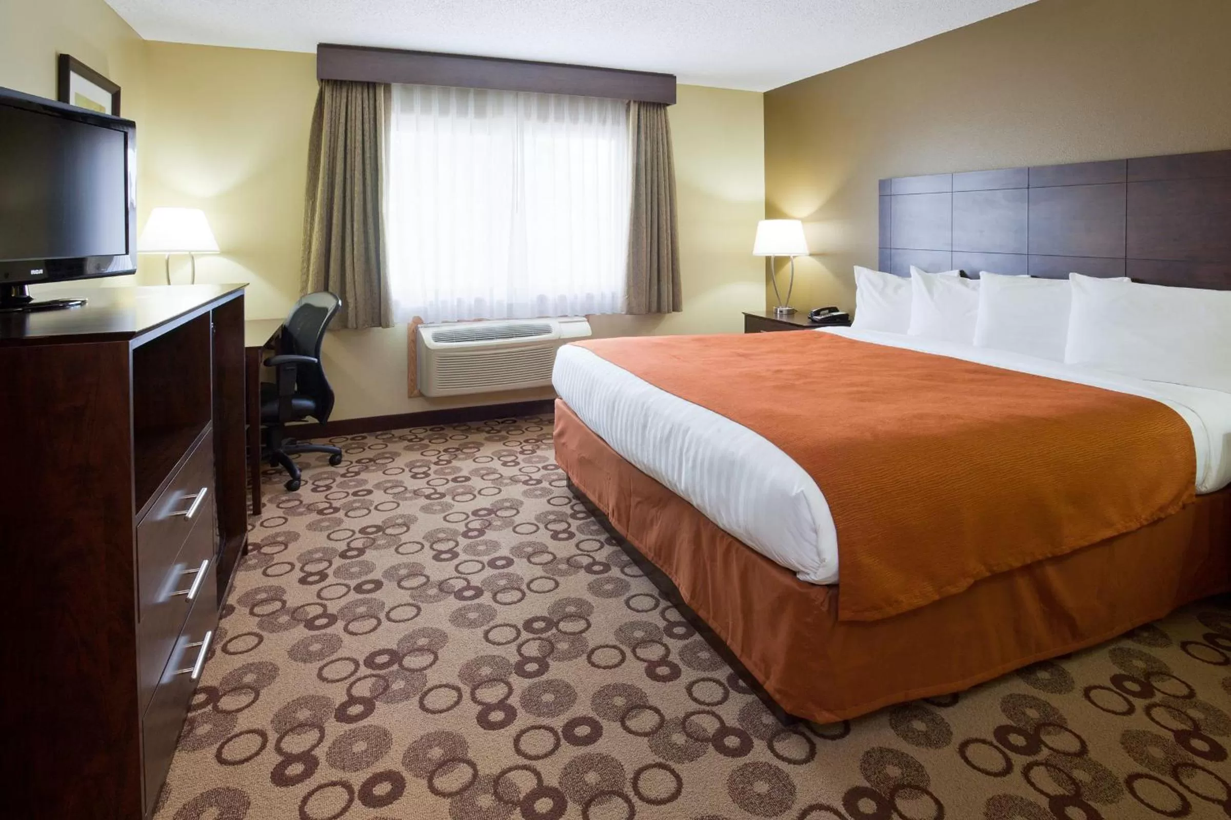 Superior King Suite - Non-Smoking in AmericInn by Wyndham Blue Earth