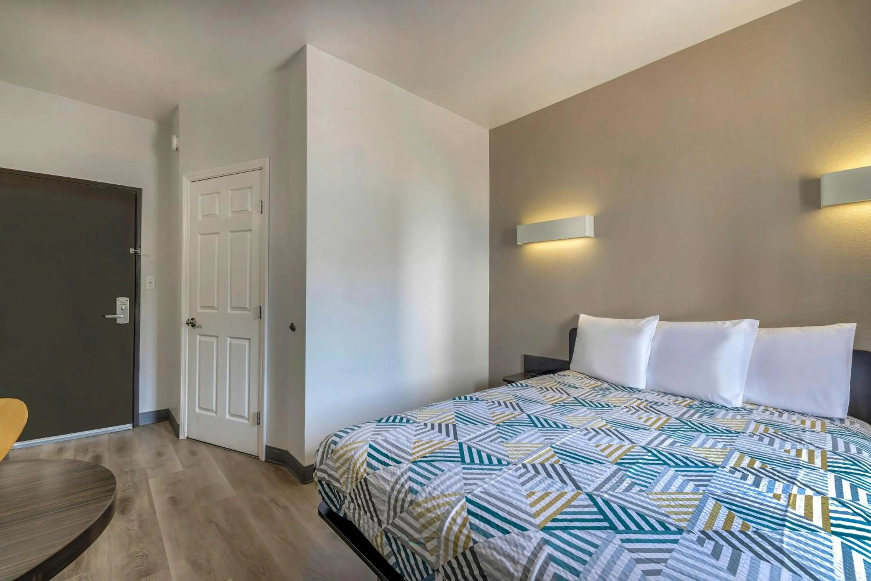 Deluxe Queen Room - single occupancy - Non-Smoking in Motel 6-Cedar Park, TX