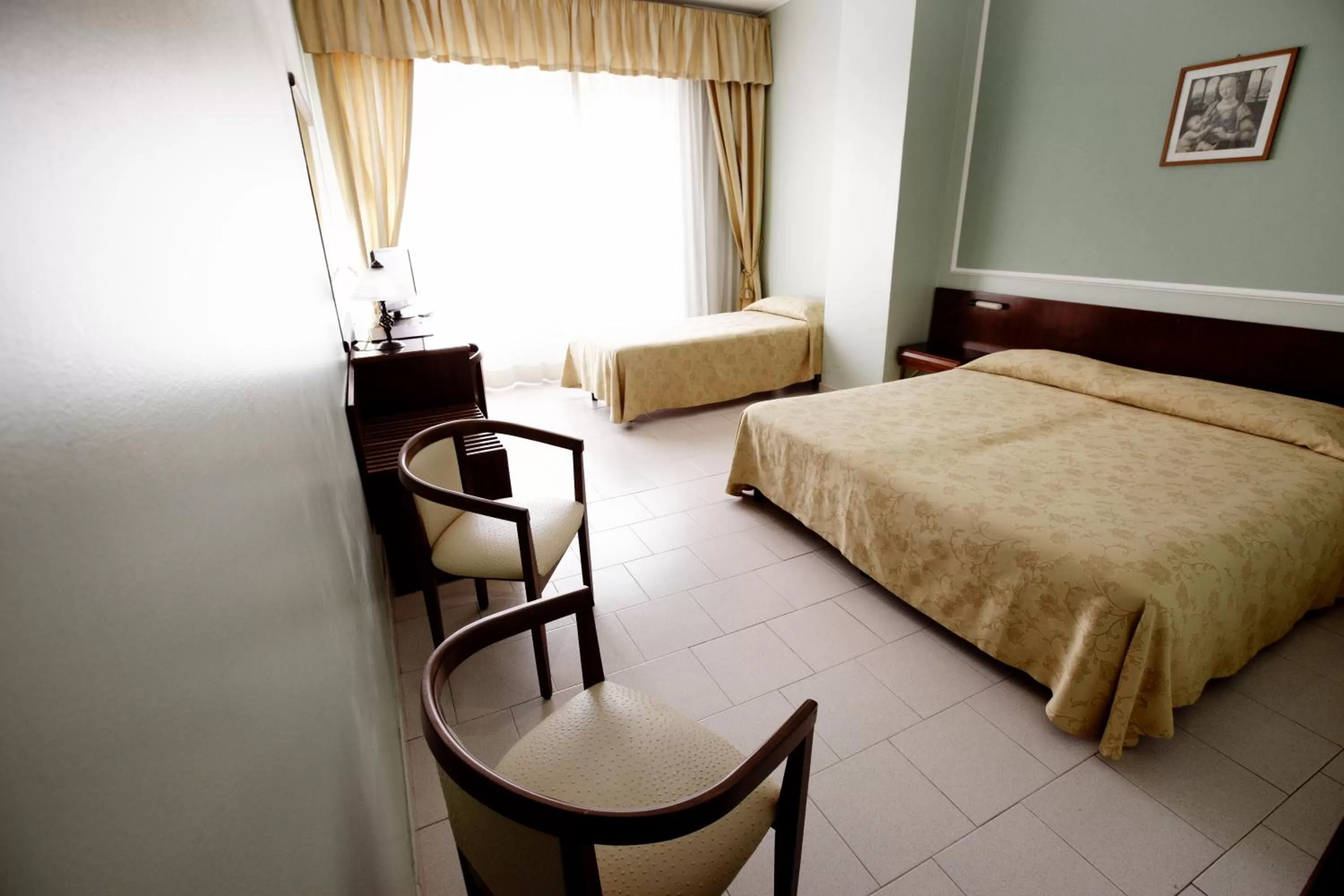 Family Room (2 Adults + 1 Child) in Hotel Continental