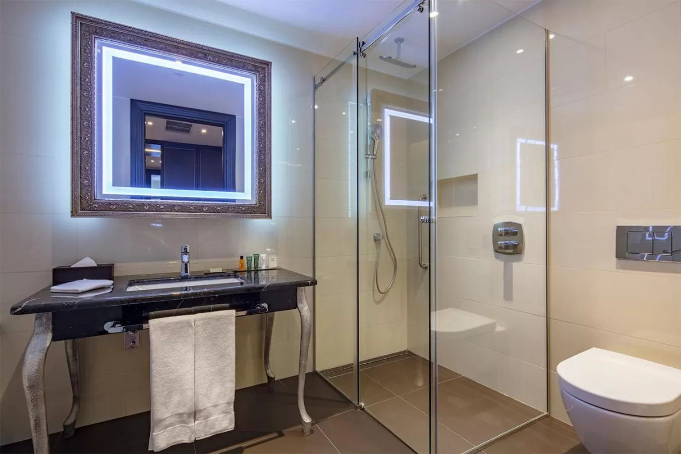 King Room with Park View in Hilton Podgorica Crna Gora