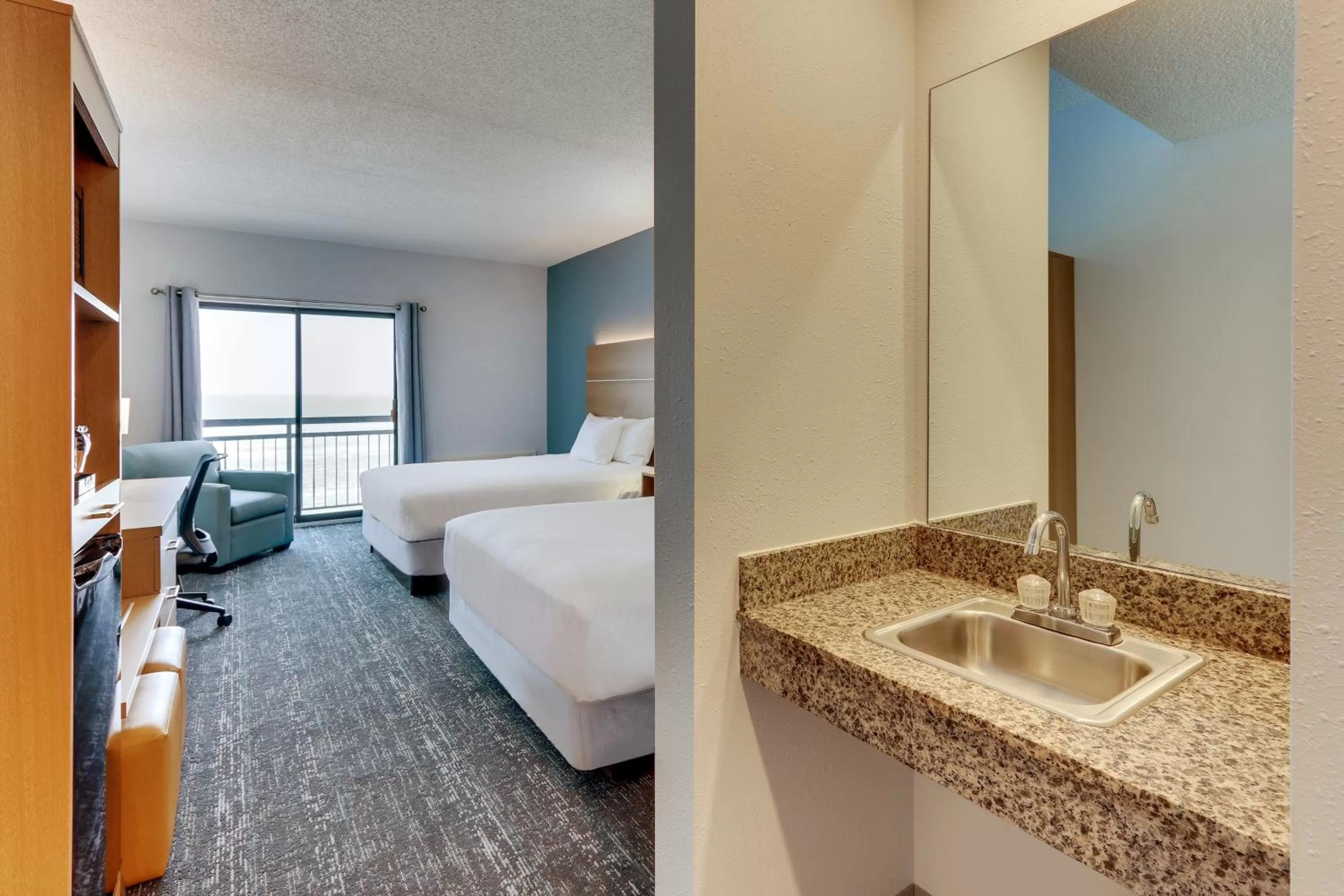 Queen Room with Balcony - Partial View in Parkshore Resort