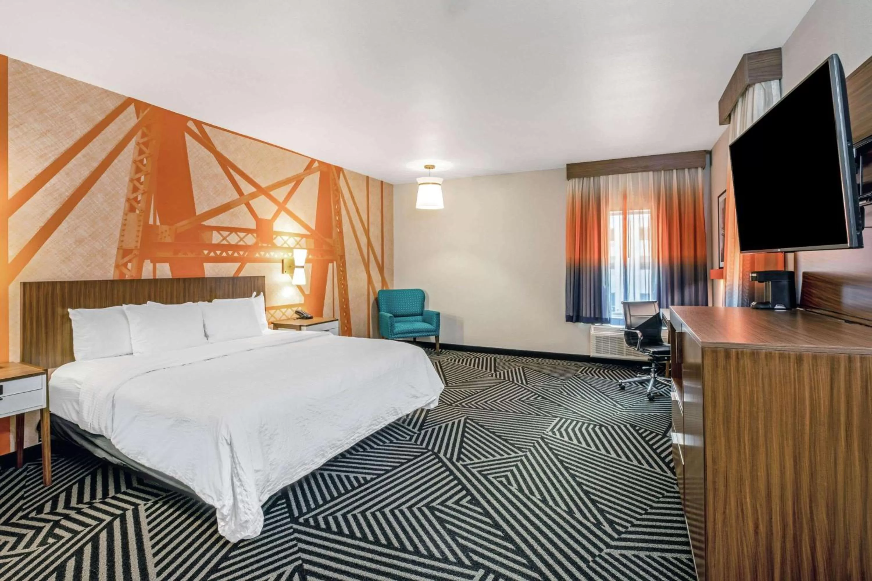 King Room with Roll-In Shower - Mobility/Hearing Accessible - Non-Smoking in La Quinta by Wyndham Waco Baylor Downtown