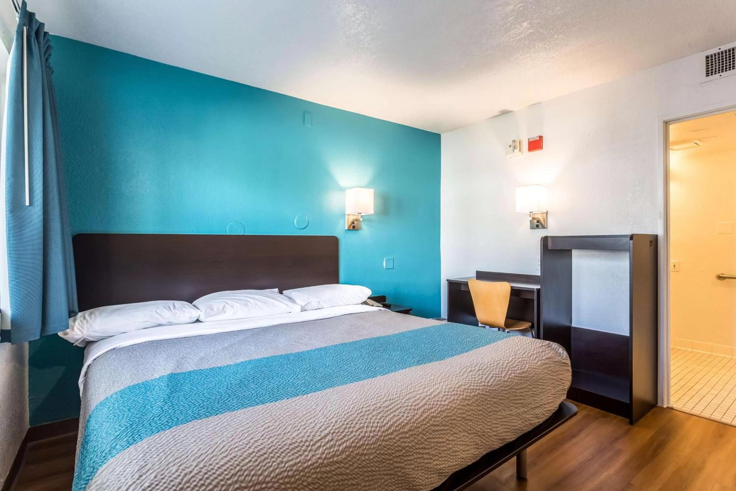 King Room with Roll-in Shower - Disability Access - Non-Smoking in Motel 6-Blythe, CA