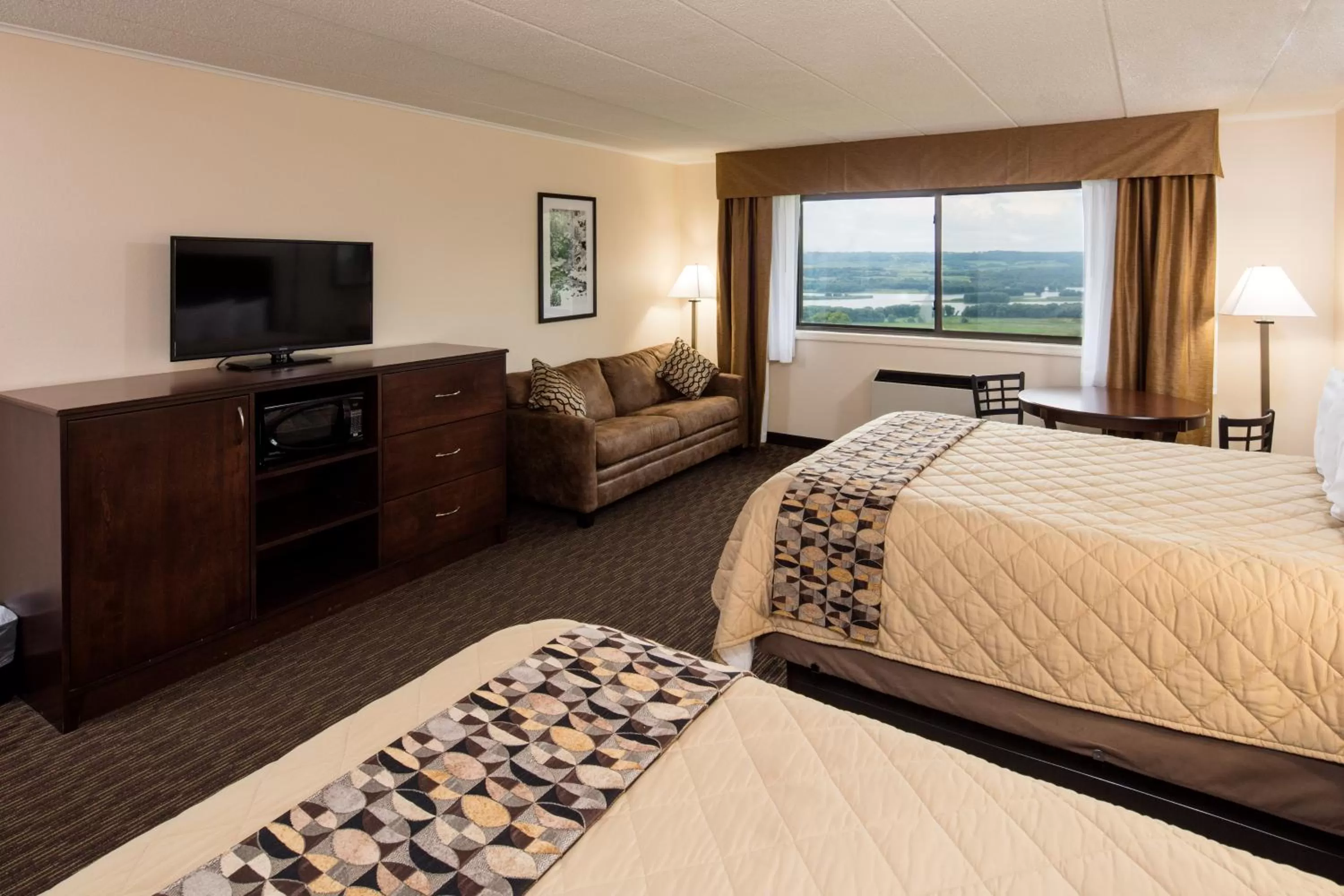 Premier Room with Two Queen Beds - Court Side 1 in Chestnut Mountain Resort