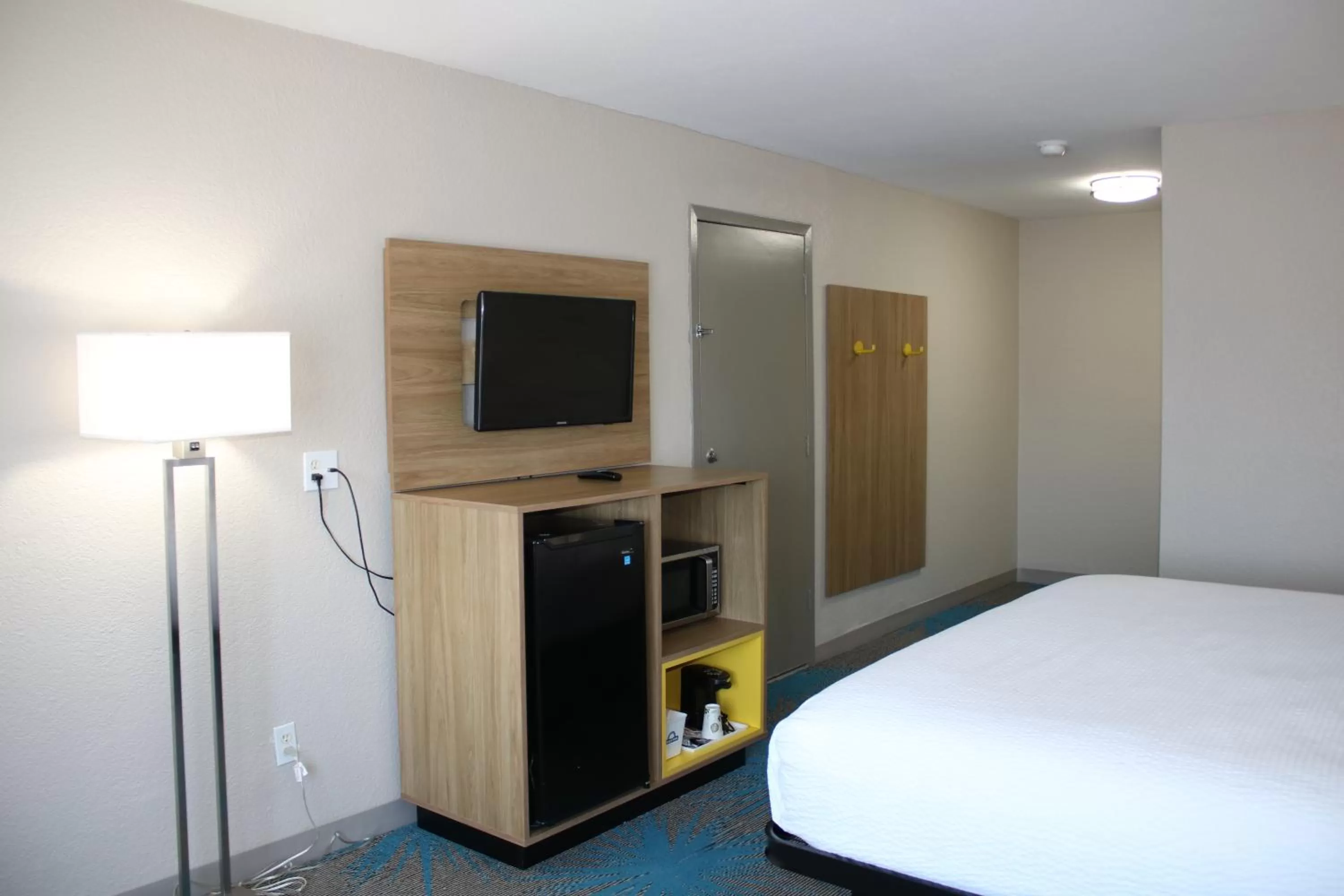 King Room - Non-Smoking in Days Inn by Wyndham Waco University Area